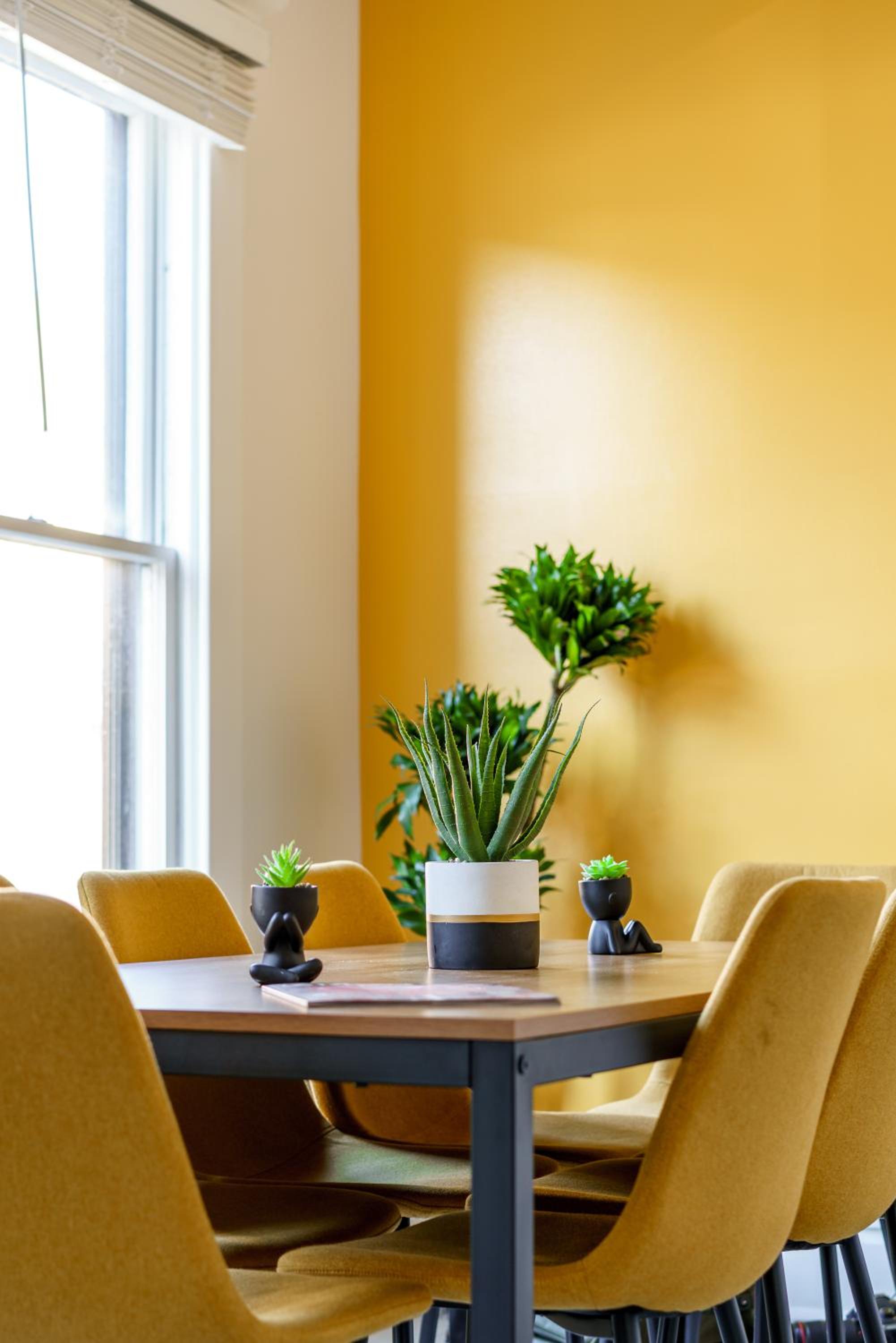 Jungle House Luxury Homes - Columbus Downtown Short North - Near Convention Center & Nationwide Arena - Sleeps up to 12 - Free Parking - Over 5,800 Five St