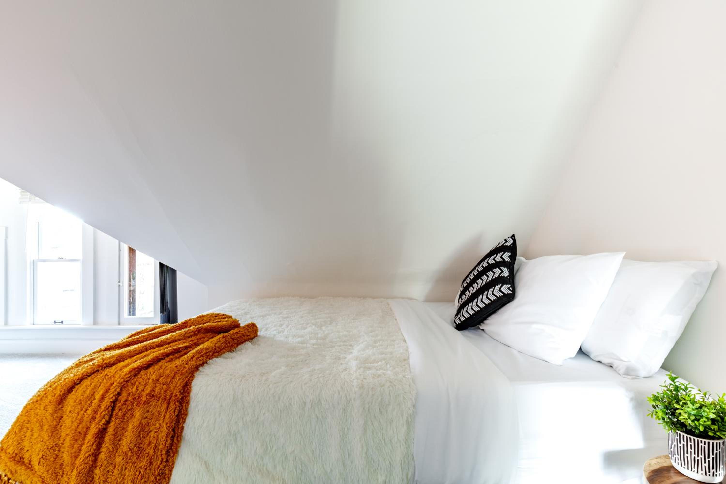 Jungle House Luxury Homes - Columbus Downtown Short North - Near Convention Center & Nationwide Arena - Sleeps up to 12 - Free Parking - Over 5,800 Five St