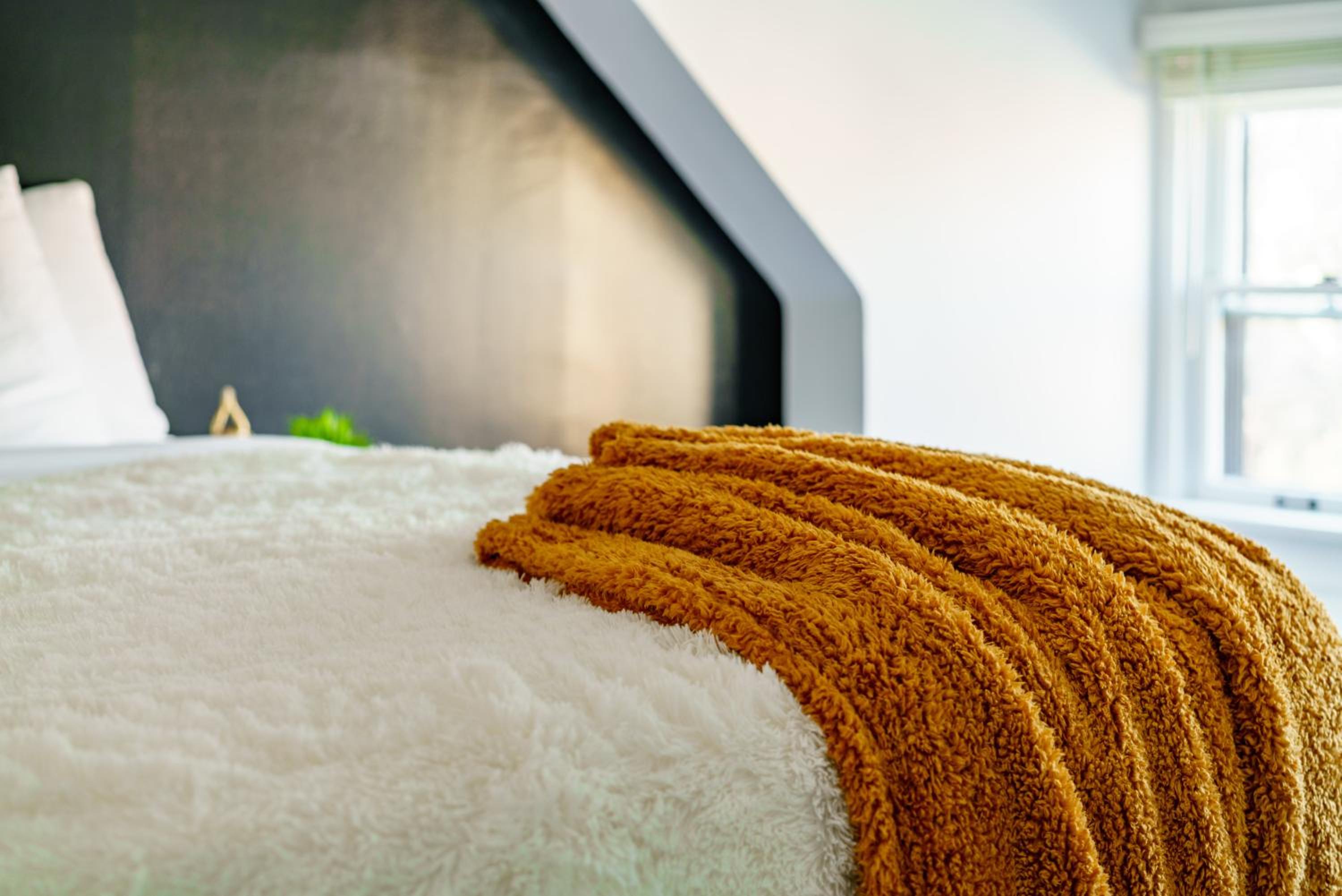 Jungle House Luxury Homes - Columbus Downtown Short North - Near Convention Center & Nationwide Arena - Sleeps up to 12 - Free Parking - Over 5,800 Five St