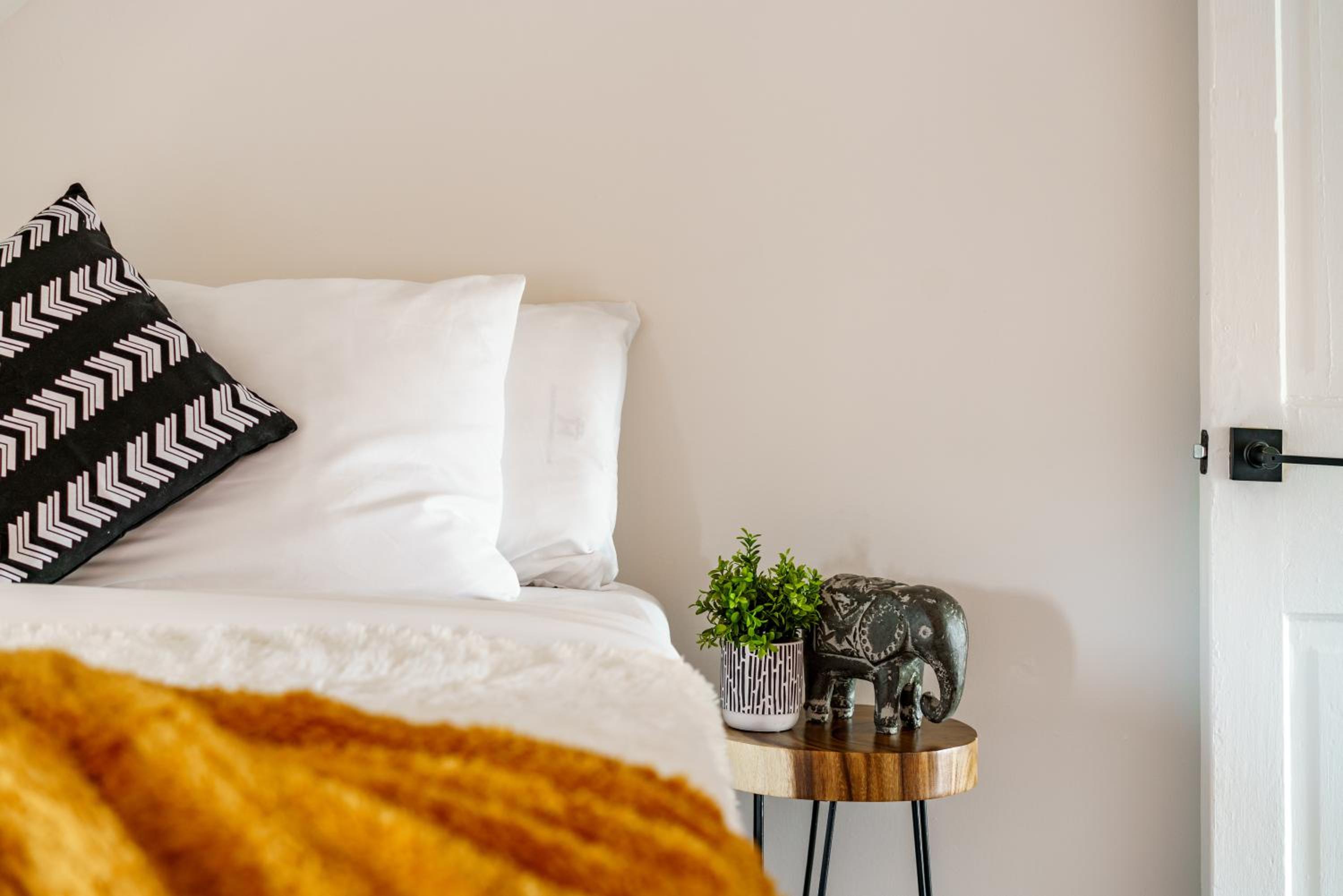 Jungle House Luxury Homes - Columbus Downtown Short North - Near Convention Center & Nationwide Arena - Sleeps up to 12 - Free Parking - Over 5,800 Five St
