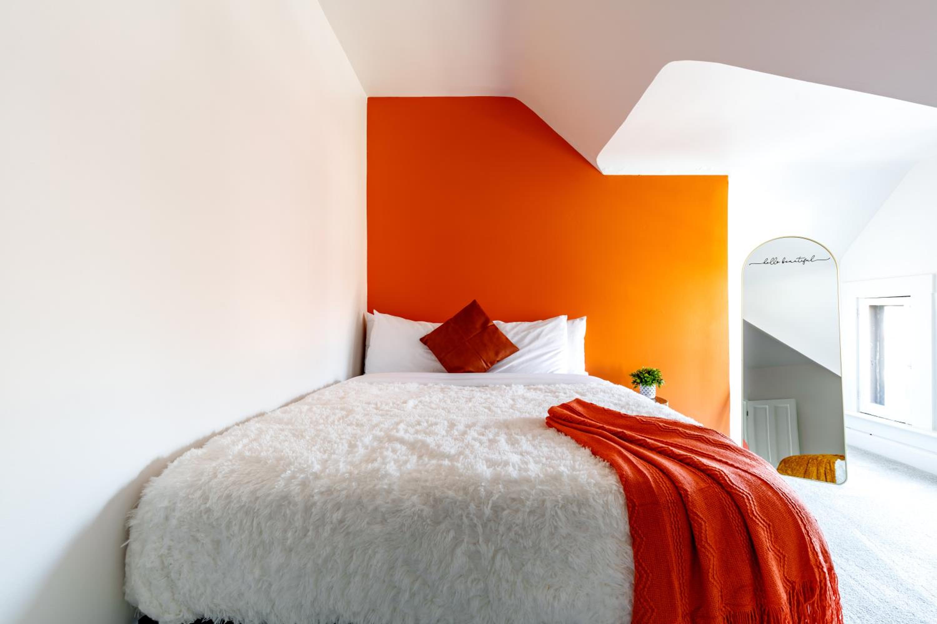 Jungle House Luxury Homes - Columbus Downtown Short North - Near Convention Center & Nationwide Arena - Sleeps up to 12 - Free Parking - Over 5,800 Five St
