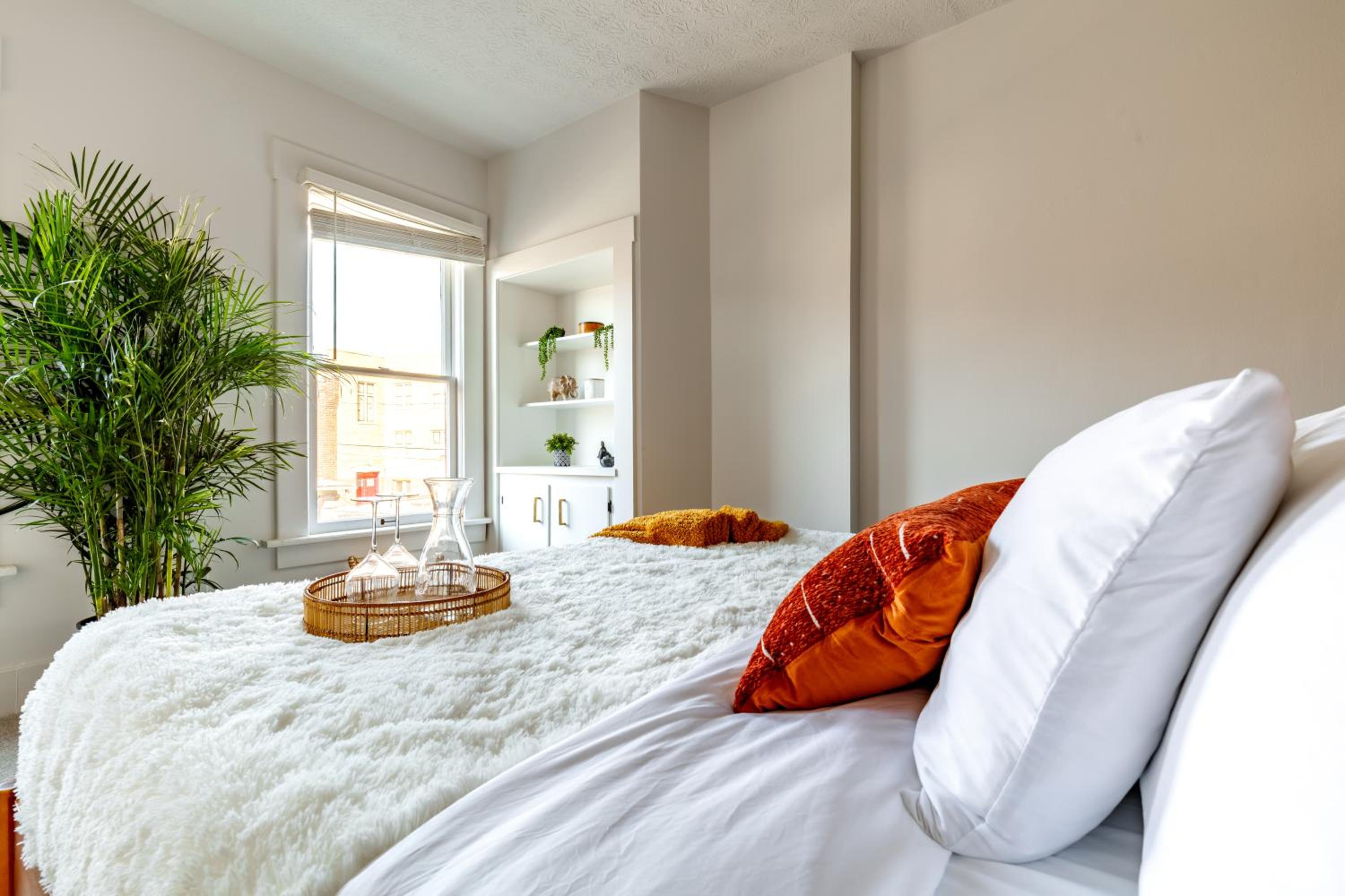 Jungle House Luxury Homes - Columbus Downtown Short North - Near Convention Center & Nationwide Arena - Sleeps up to 12 - Free Parking - Over 5,800 Five St