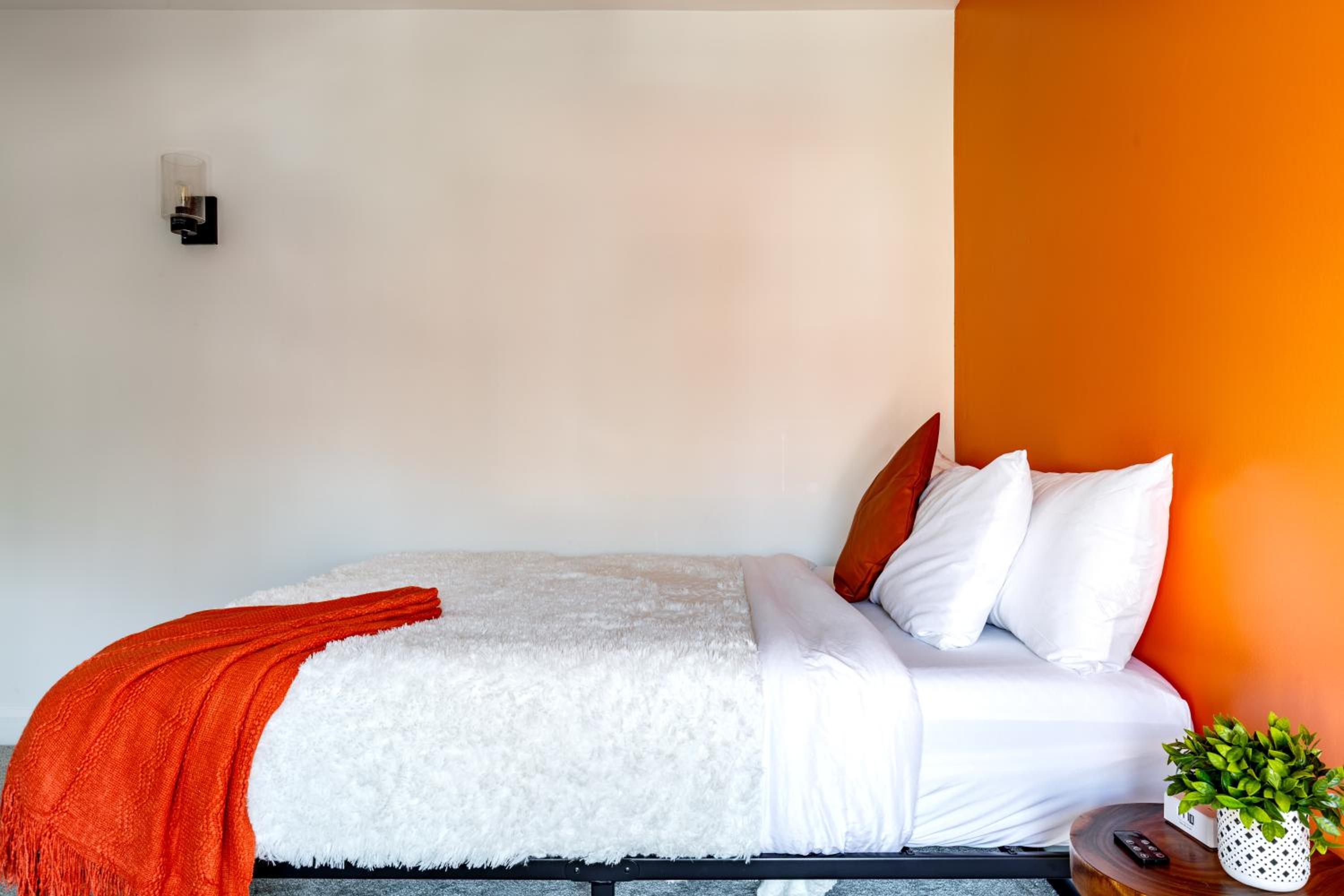Jungle House Luxury Homes - Columbus Downtown Short North - Near Convention Center & Nationwide Arena - Sleeps up to 12 - Free Parking - Over 5,800 Five St