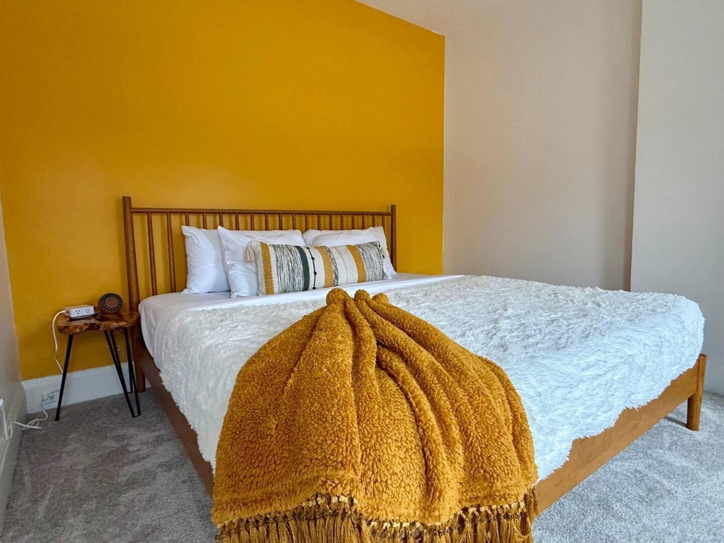 Jungle House Luxury Homes - Columbus Downtown Short North - Near Convention Center & Nationwide Arena - Sleeps up to 48 - Free Parking - Over 5,800 Five St