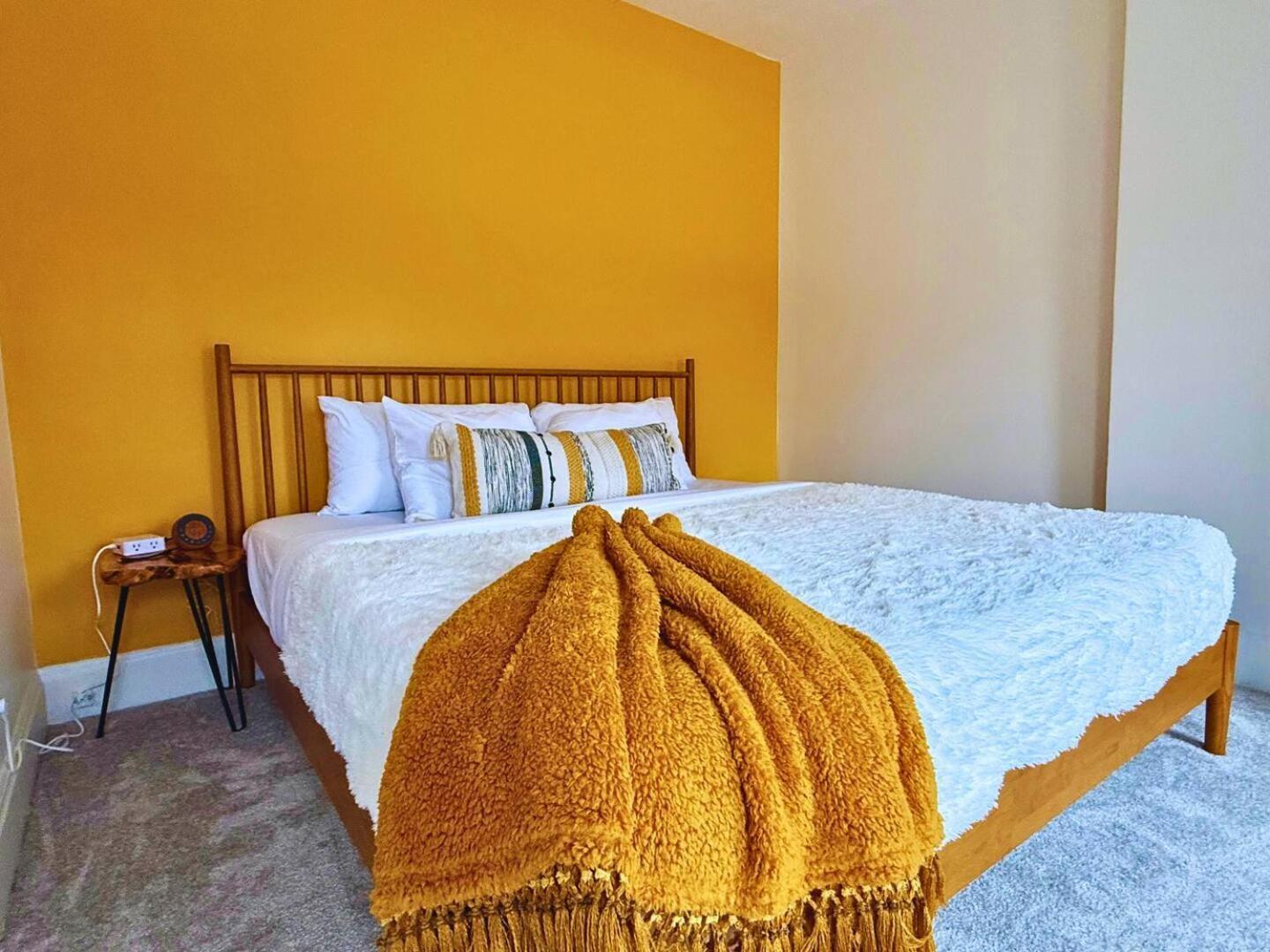 Jungle House Luxury Homes - Columbus Downtown Short North - Near Convention Center & Nationwide Arena - Sleeps up to 48 - Free Parking - Over 5,800 Five St