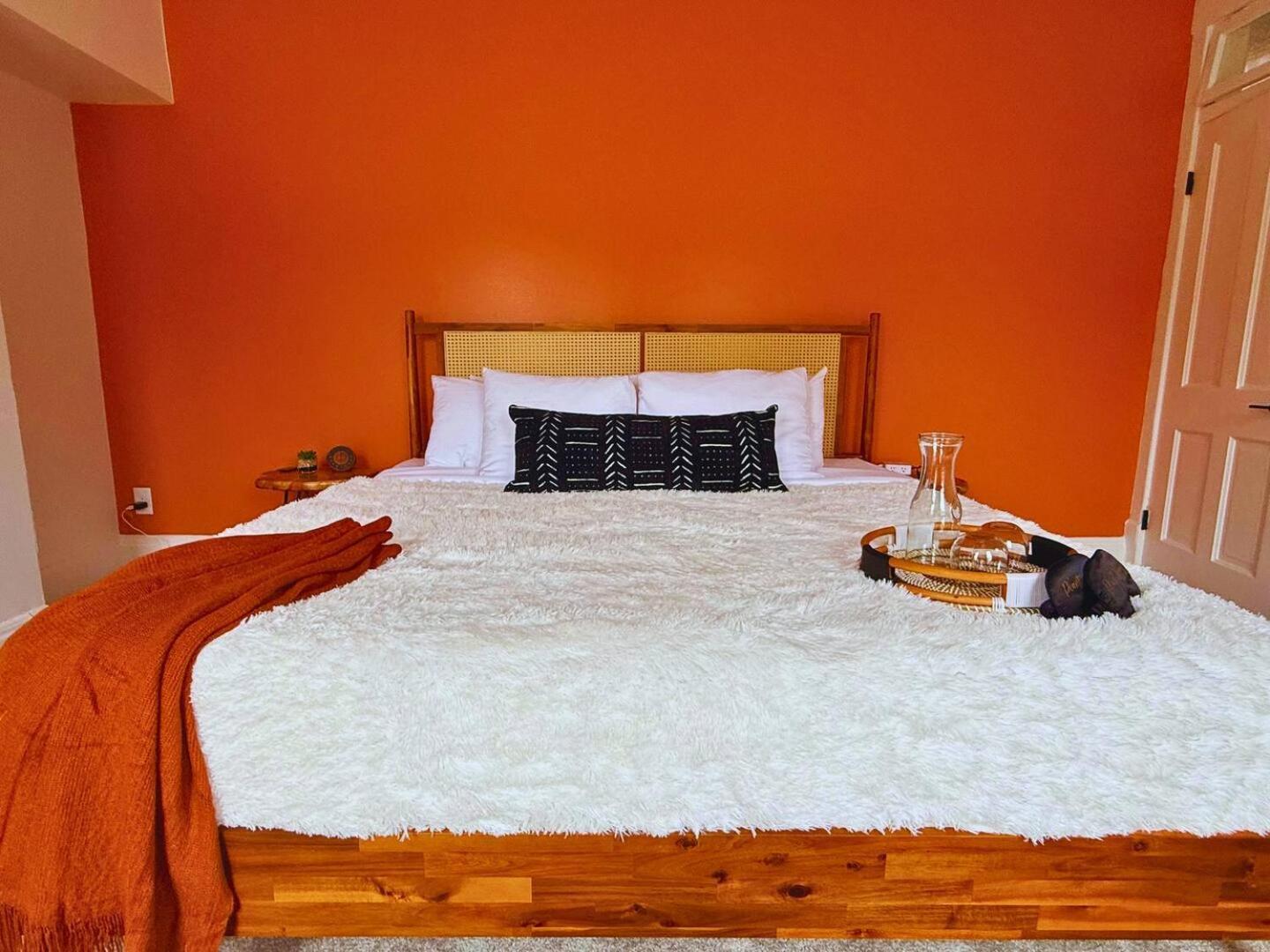 Jungle House Luxury Homes - Columbus Downtown Short North - Near Convention Center & Nationwide Arena - Sleeps up to 48 - Free Parking - Over 5,800 Five St
