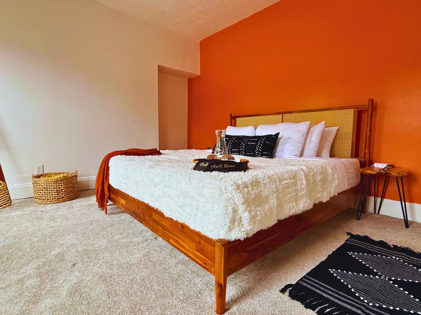 Jungle House Luxury Homes - Columbus Downtown Short North - Near Convention Center & Nationwide Arena - Sleeps up to 48 - Free Parking - Over 5,800 Five St