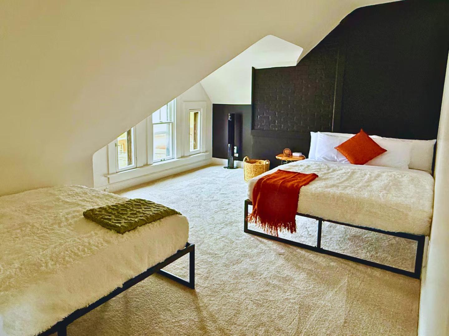 Jungle House Luxury Homes - Columbus Downtown Short North - Near Convention Center & Nationwide Arena - Sleeps up to 48 - Free Parking - Over 5,800 Five St