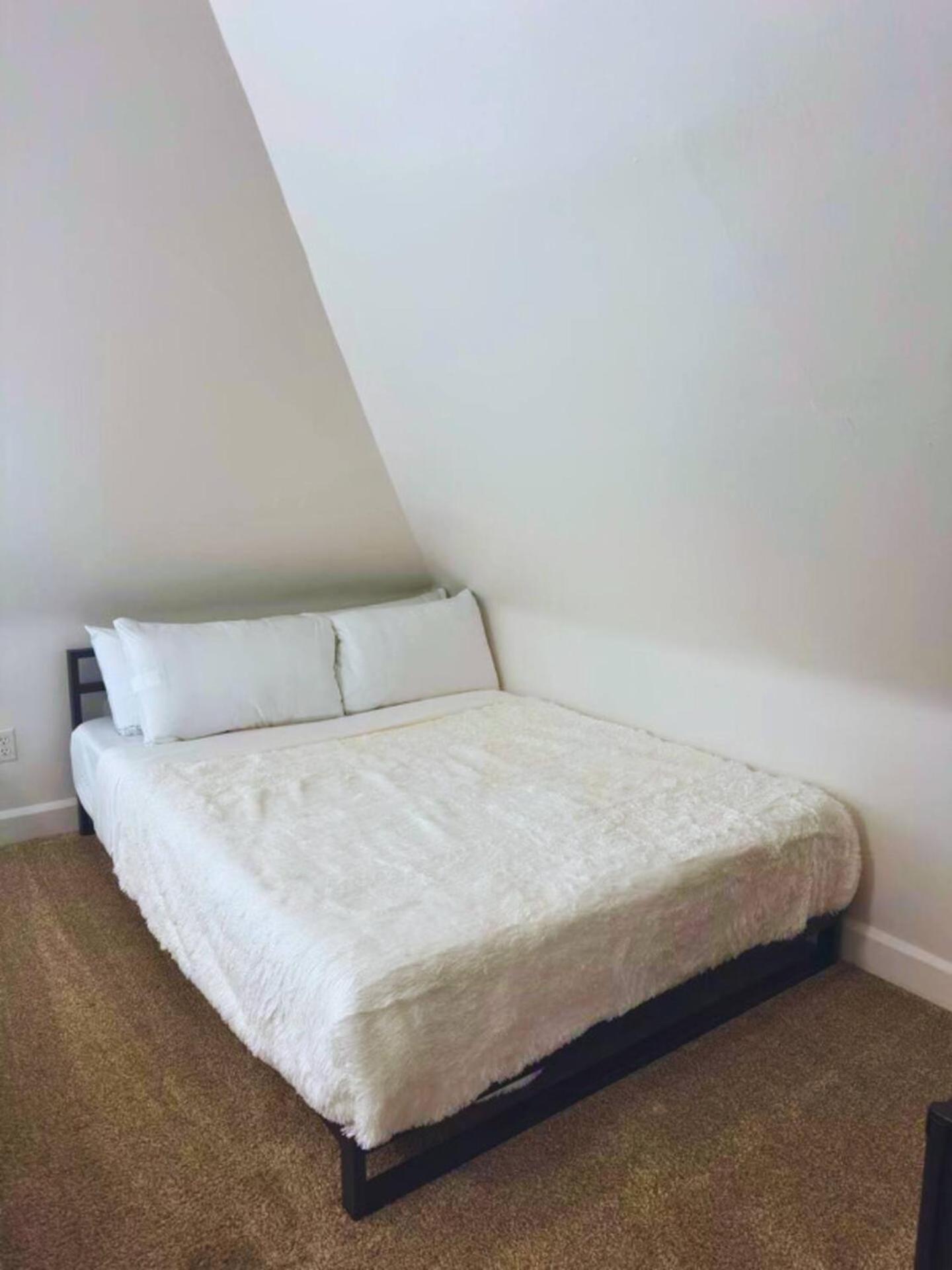 Jungle House Luxury Homes - Columbus Downtown Short North - Near Convention Center & Nationwide Arena - Sleeps up to 48 - Free Parking - Over 5,800 Five St