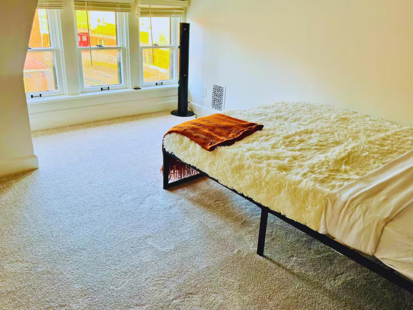 Jungle House Luxury Homes - Columbus Downtown Short North - Near Convention Center & Nationwide Arena - Sleeps up to 48 - Free Parking - Over 5,800 Five St