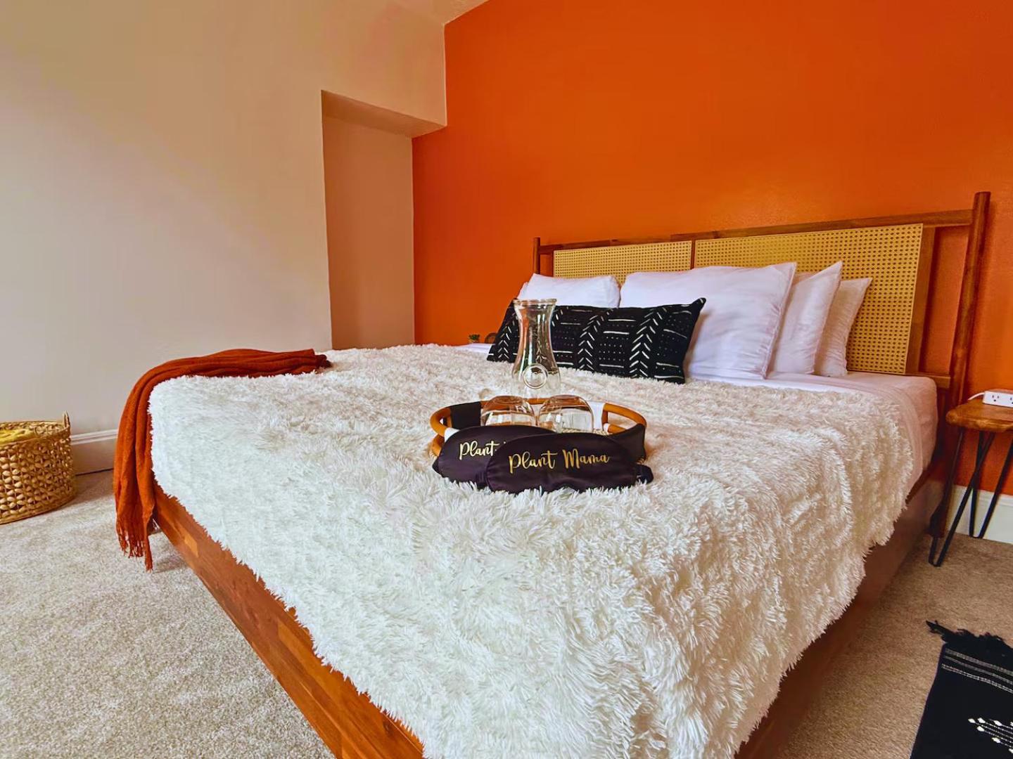 Jungle House Luxury Homes - Columbus Downtown Short North - Near Convention Center & Nationwide Arena - Sleeps up to 48 - Free Parking - Over 5,800 Five St