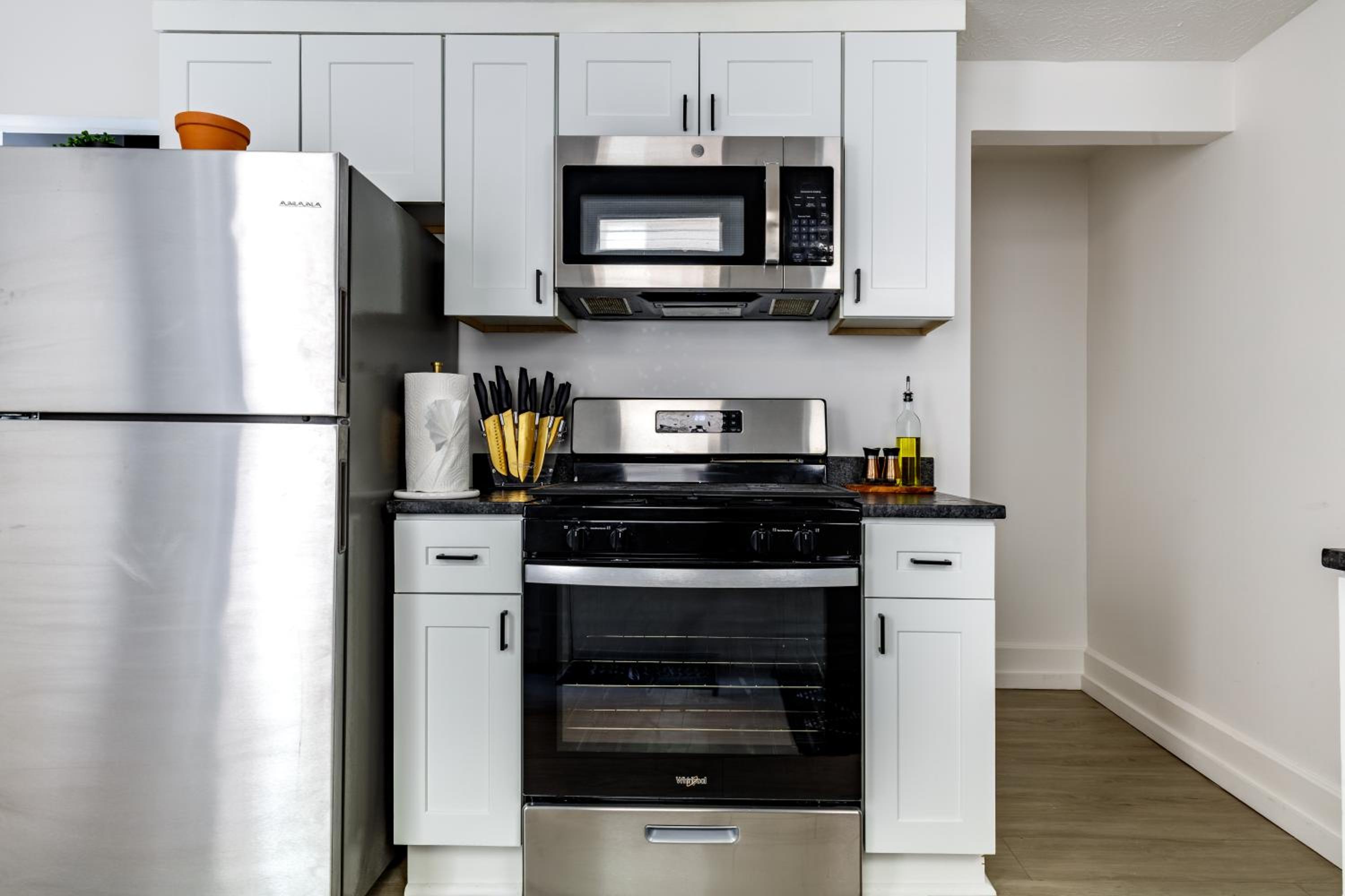 Jungle House Luxury Homes - Columbus Downtown Short North - Near Convention Center & Nationwide Arena - Sleeps up to 12 - Free Parking - Over 5,800 Five St