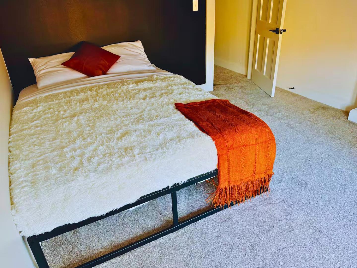 Jungle House Luxury Homes - Columbus Downtown Short North - Near Convention Center & Nationwide Arena - Sleeps up to 48 - Free Parking - Over 5,800 Five St