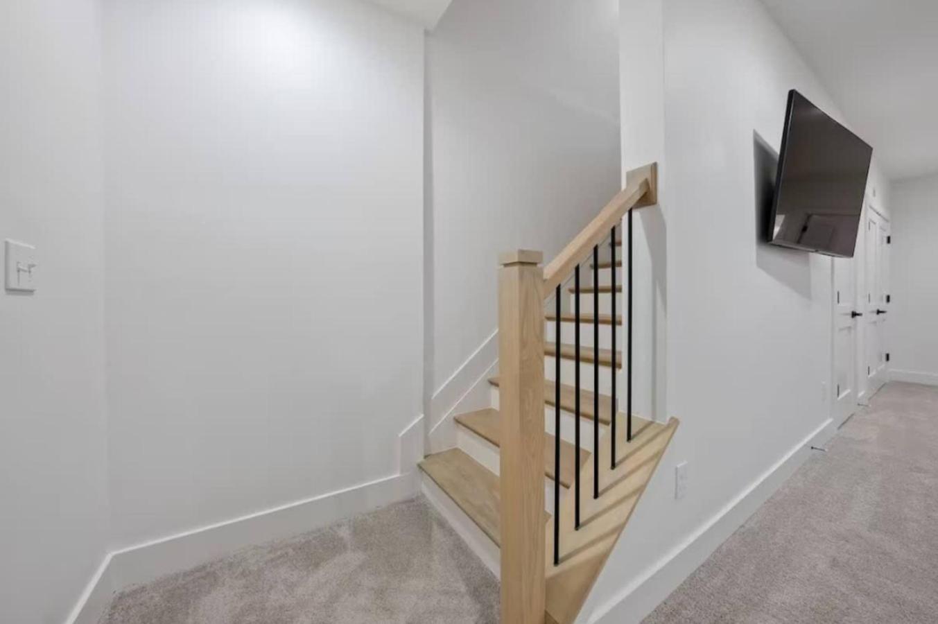 Jungle House Columbus Short North Downtown Free Parking - Near Convention Center & Nationwide Arena - 6BR Luxury Home - Sleeps 30 - Over 5,800 Five Star St