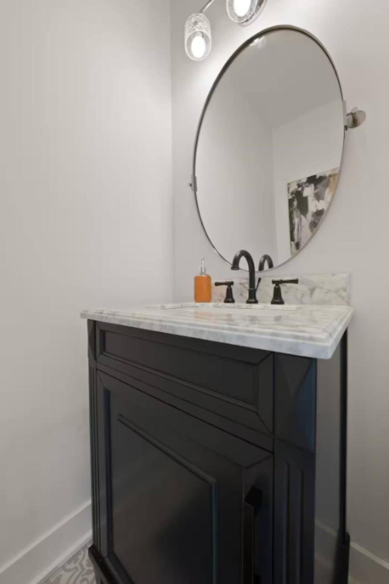 Jungle House Columbus Short North Downtown Free Parking - Near Convention Center & Nationwide Arena - 6BR Luxury Home - Sleeps 30 - Over 5,800 Five Star St