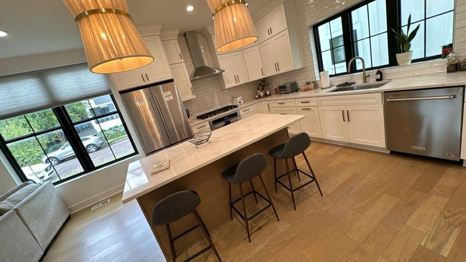Jungle House Columbus Short North Downtown Free Parking - Near Convention Center & Nationwide Arena - 6BR Luxury Home - Sleeps 30 - Over 5,800 Five Star St
