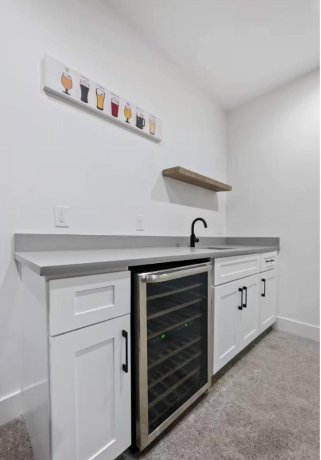 Jungle House Columbus Short North Downtown Free Parking - Near Convention Center & Nationwide Arena - 6BR Luxury Home - Sleeps 30 - Over 5,800 Five Star St