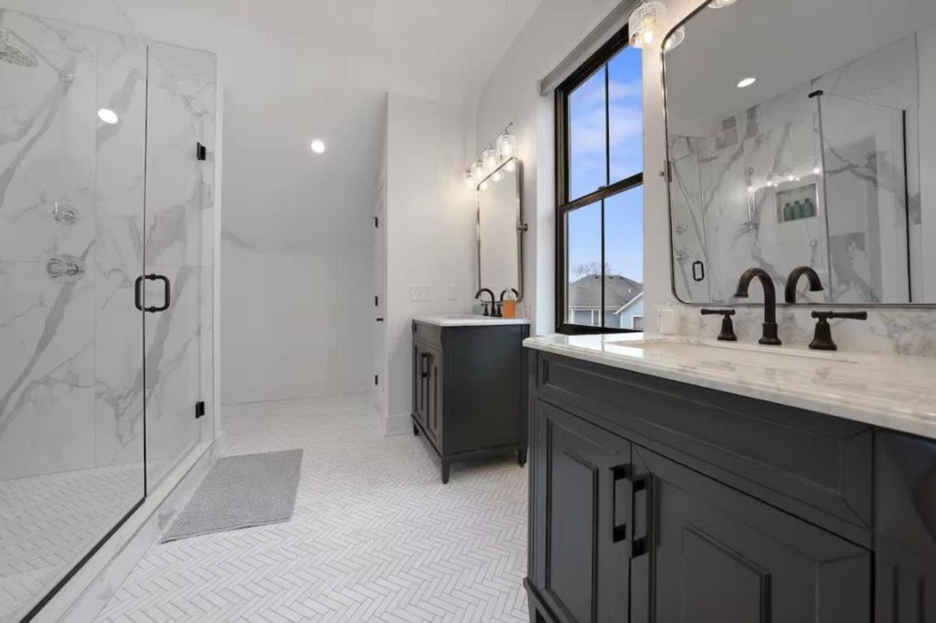 Jungle House Columbus Short North Downtown Free Parking - Near Convention Center & Nationwide Arena - 6BR Luxury Home - Sleeps 30 - Over 5,800 Five Star St