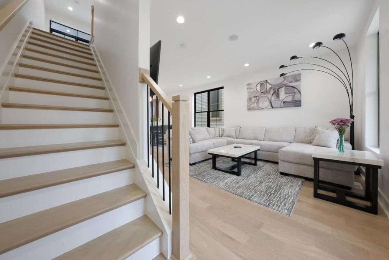 Jungle House Columbus Short North Downtown Free Parking - Near Convention Center & Nationwide Arena - 6BR Luxury Home - Sleeps 30 - Over 5,800 Five Star St