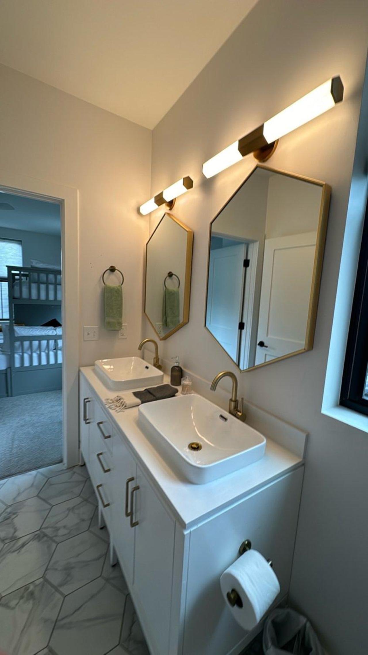 Jungle House Columbus Short North Downtown Free Parking - Near Convention Center & Nationwide Arena - 6BR Luxury Home - Sleeps 30 - Over 5,800 Five Star St