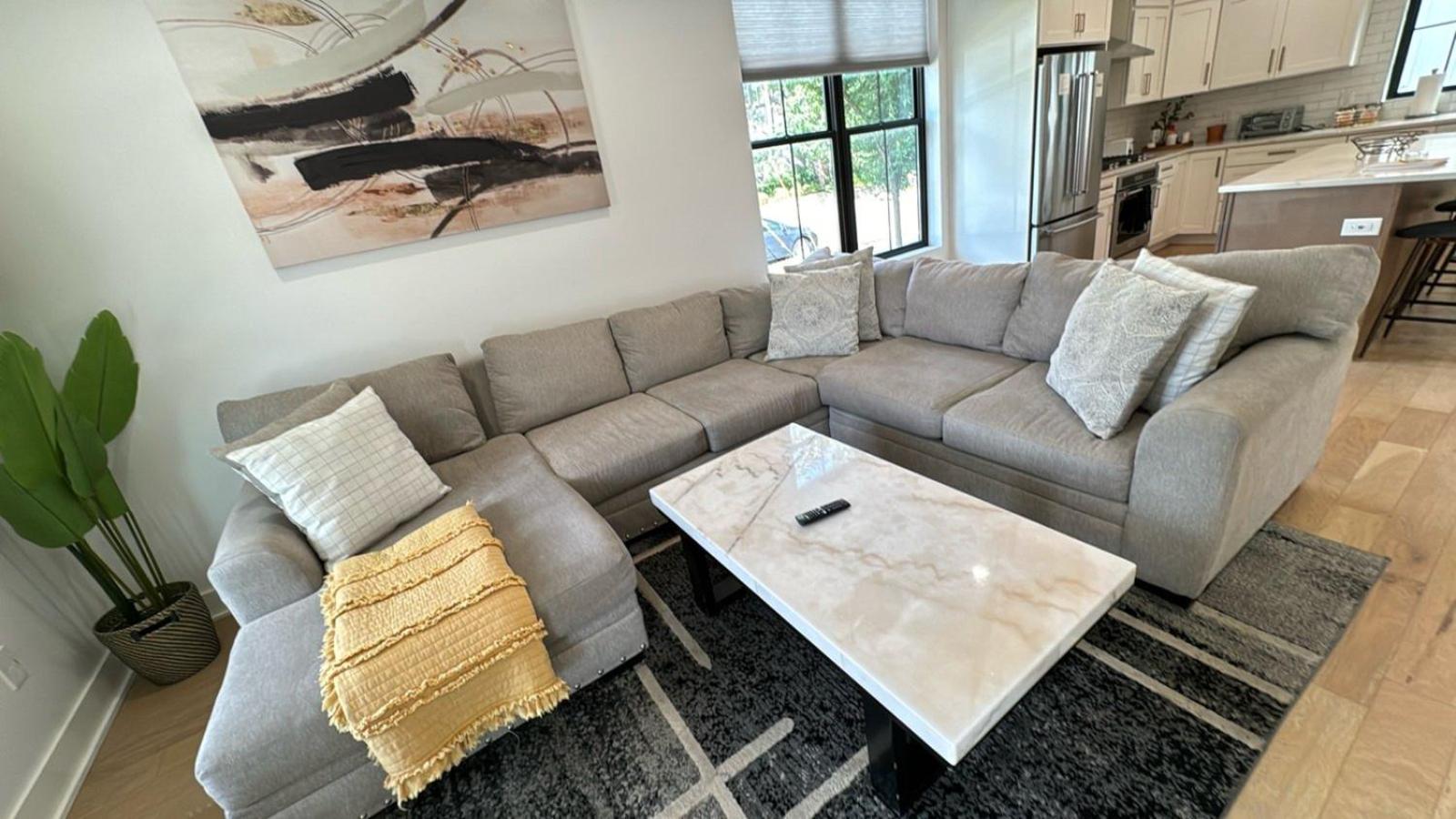 Jungle House Columbus Short North Downtown Free Parking - Near Convention Center & Nationwide Arena - 6BR Luxury Home - Sleeps 30 - Over 5,800 Five Star St