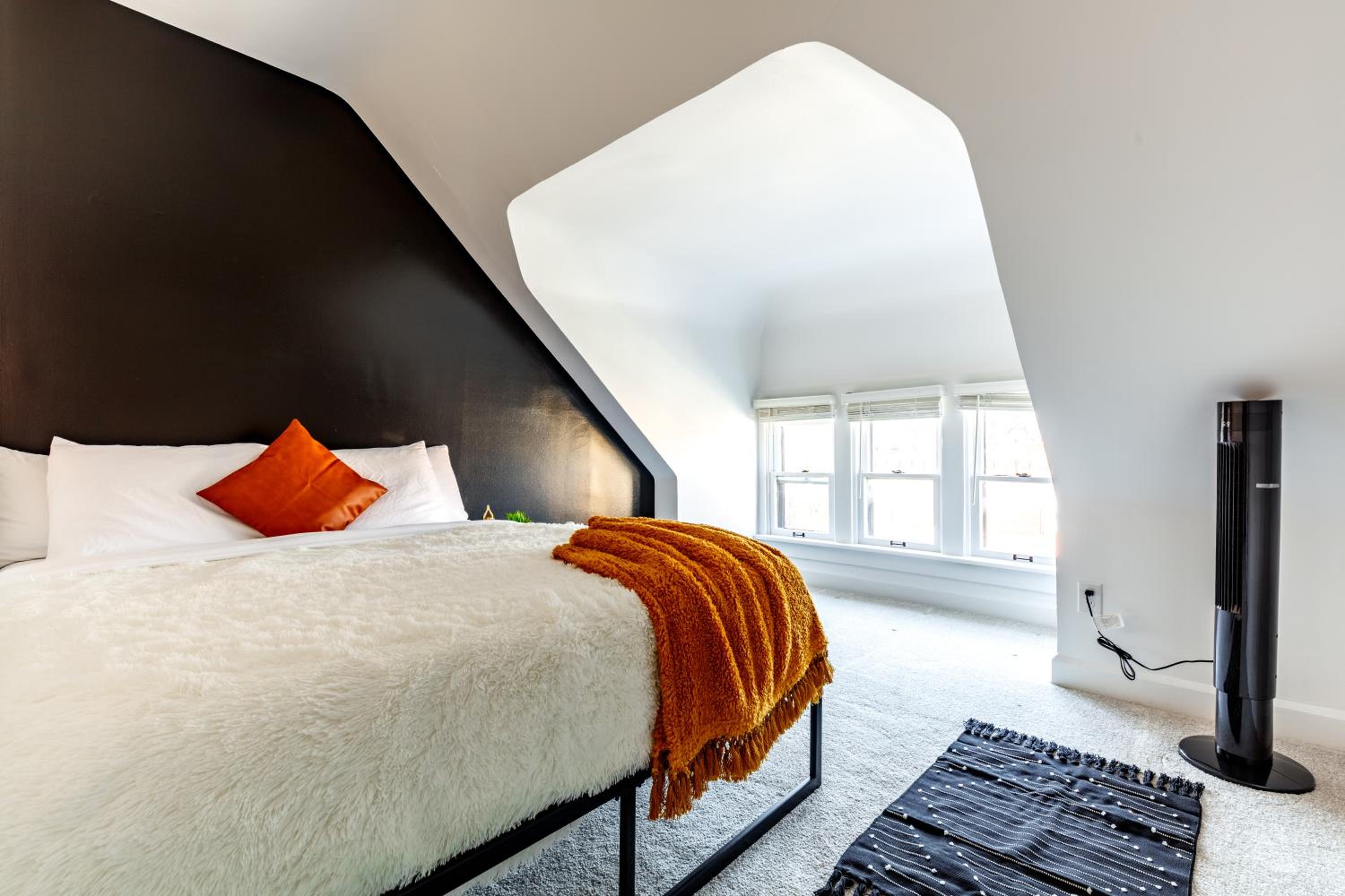 Jungle House Luxury Homes - Columbus Downtown Short North - Near Convention Center & Nationwide Arena - Sleeps up to 12 - Free Parking - Over 5,800 Five St