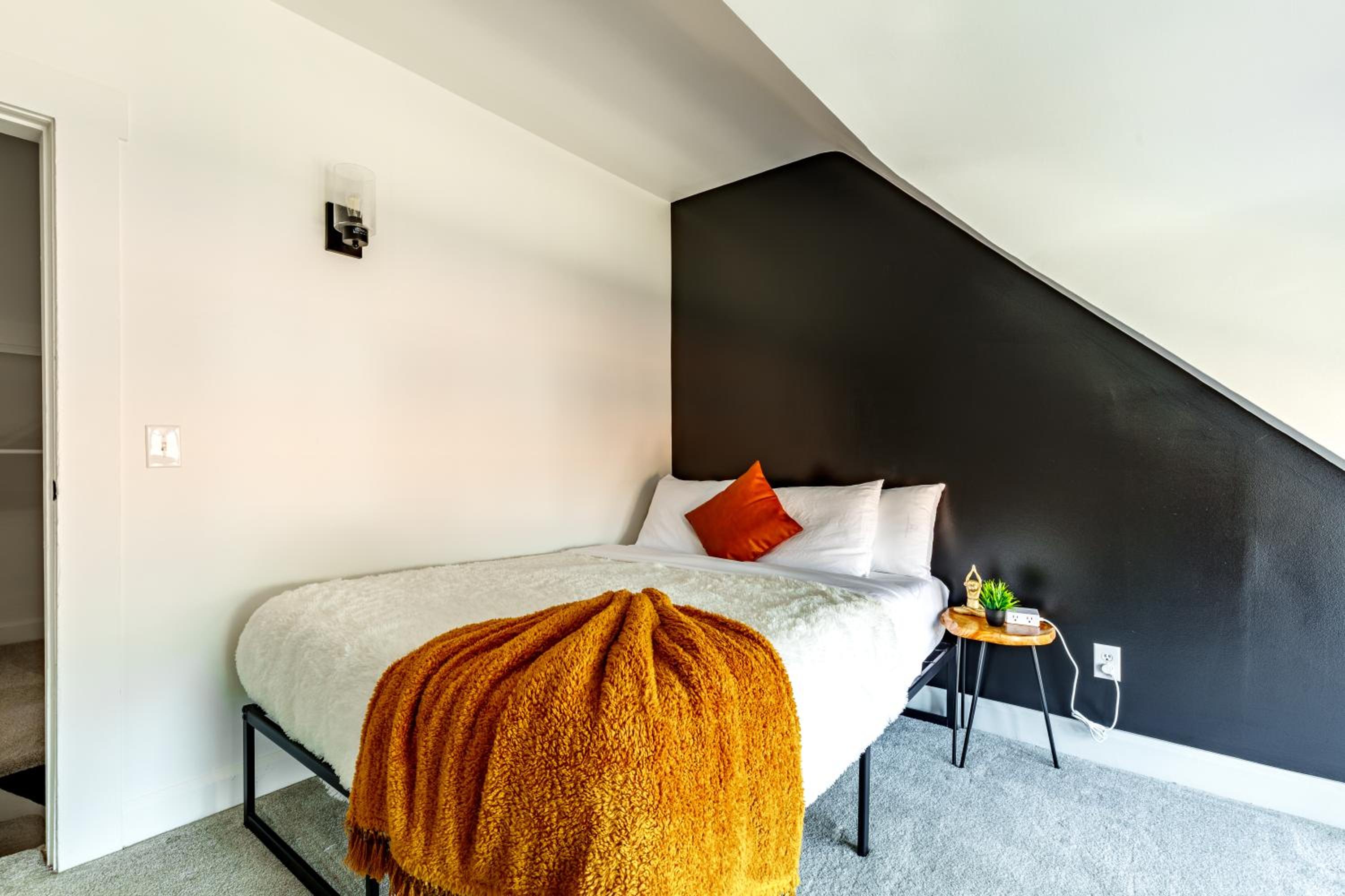Jungle House Luxury Homes - Columbus Downtown Short North - Near Convention Center & Nationwide Arena - Sleeps up to 12 - Free Parking - Over 5,800 Five St