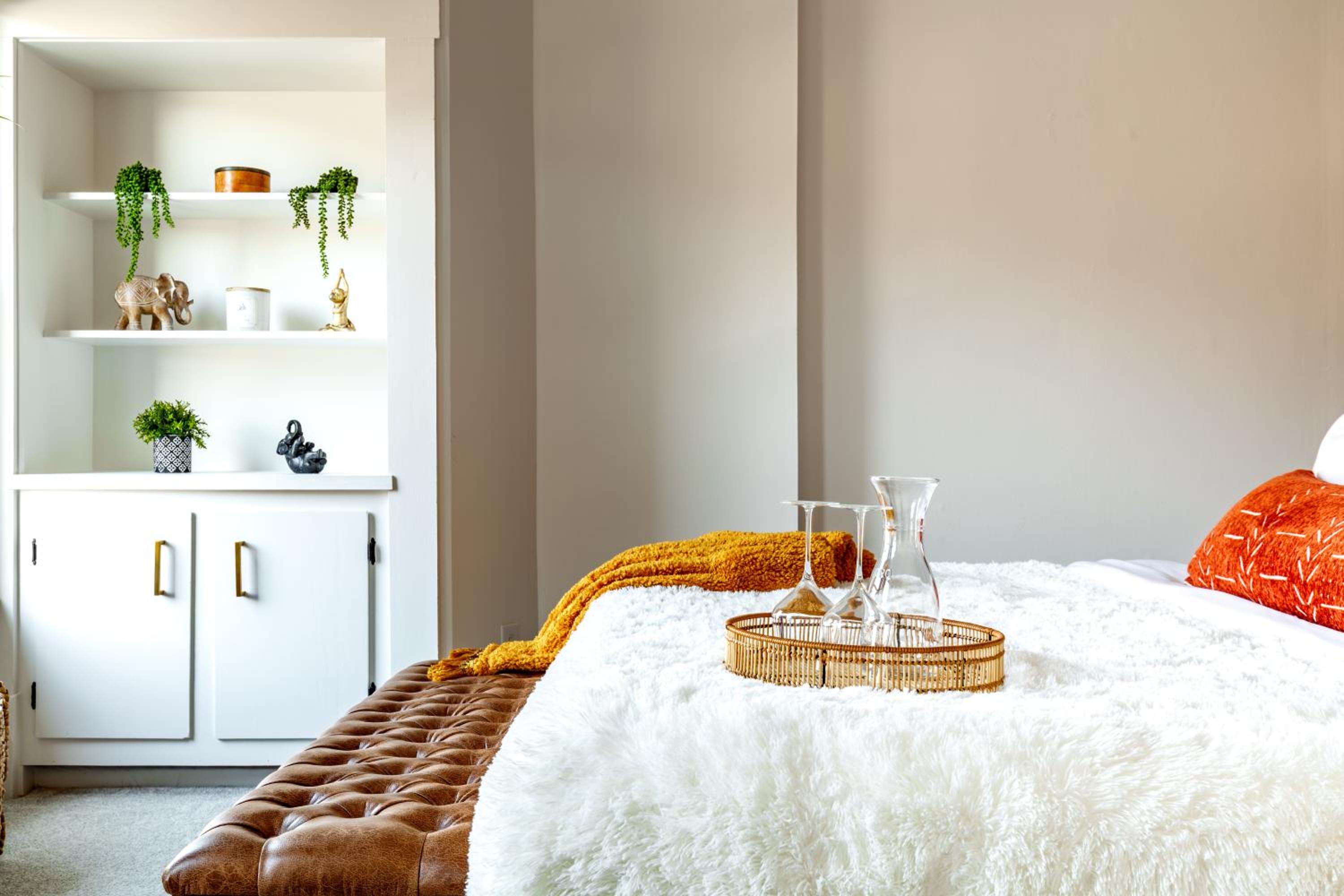 Jungle House Luxury Homes - Columbus Downtown Short North - Near Convention Center & Nationwide Arena - Sleeps up to 48 - Free Parking - Over 5,800 Five St