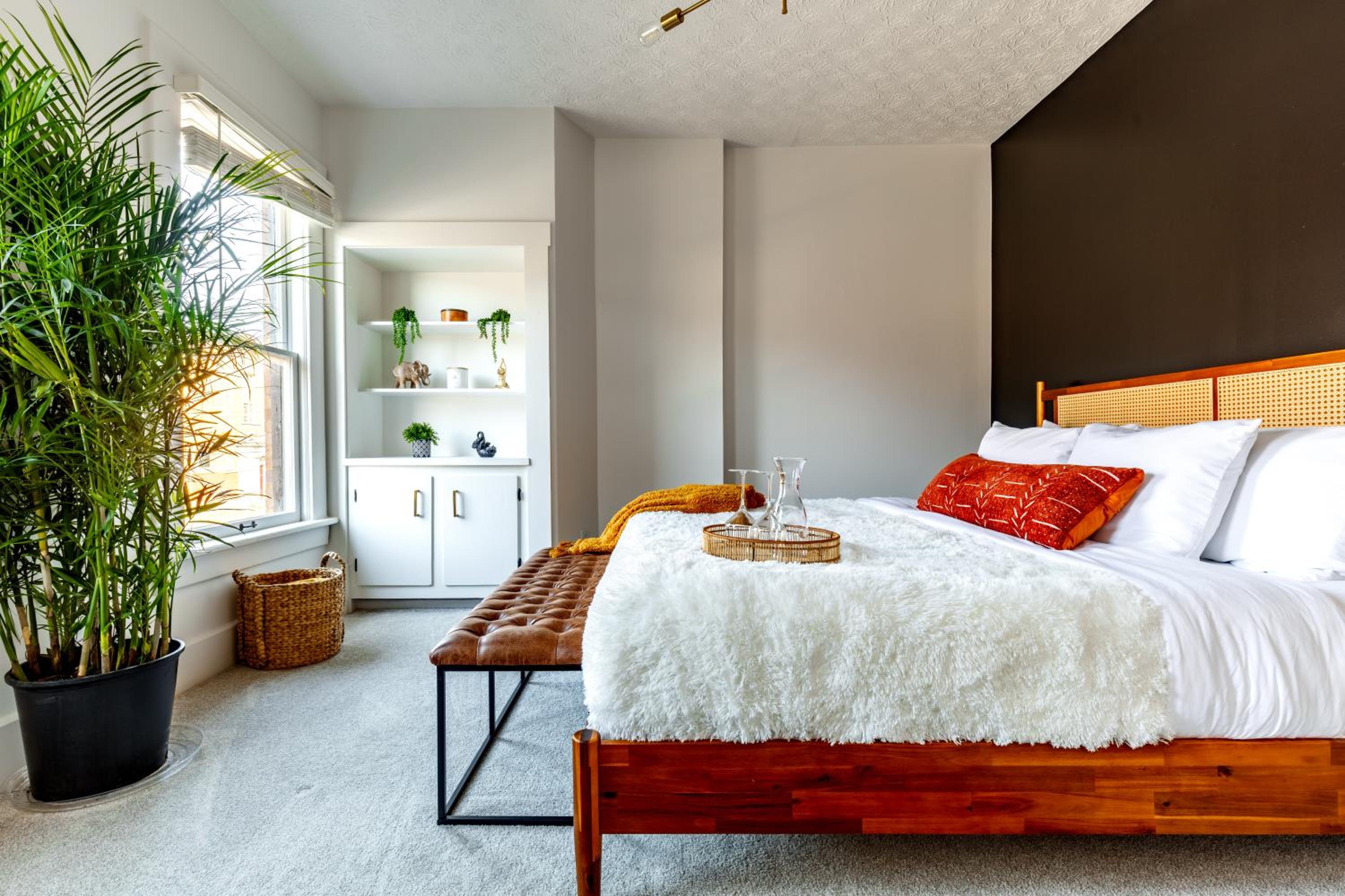 Jungle House Luxury Homes - Columbus Downtown Short North - Near Convention Center & Nationwide Arena - Sleeps up to 12 - Free Parking - Over 5,800 Five St
