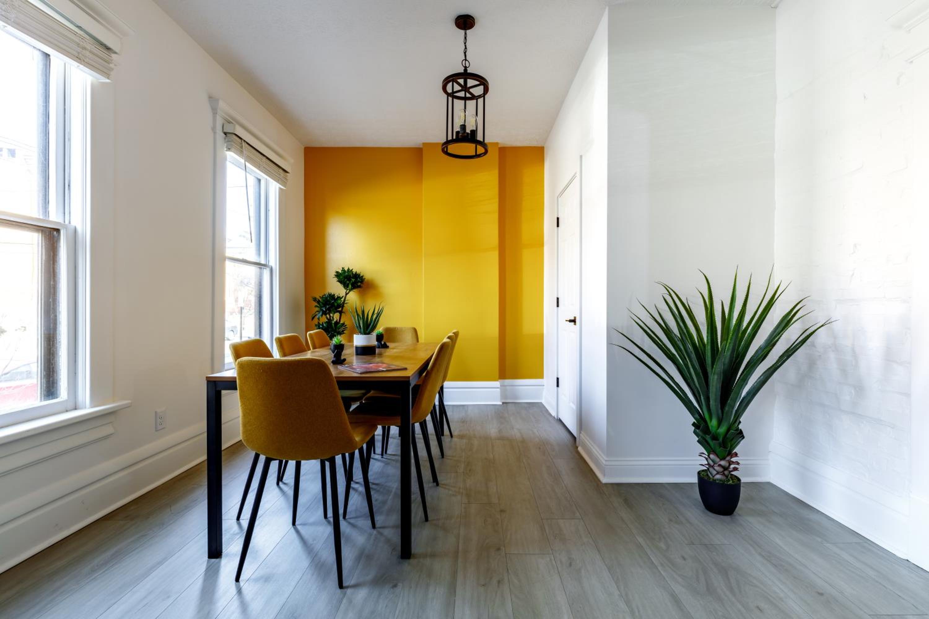 Jungle House Luxury Homes - Columbus Downtown Short North - Near Convention Center & Nationwide Arena - Sleeps up to 12 - Free Parking - Over 5,800 Five St