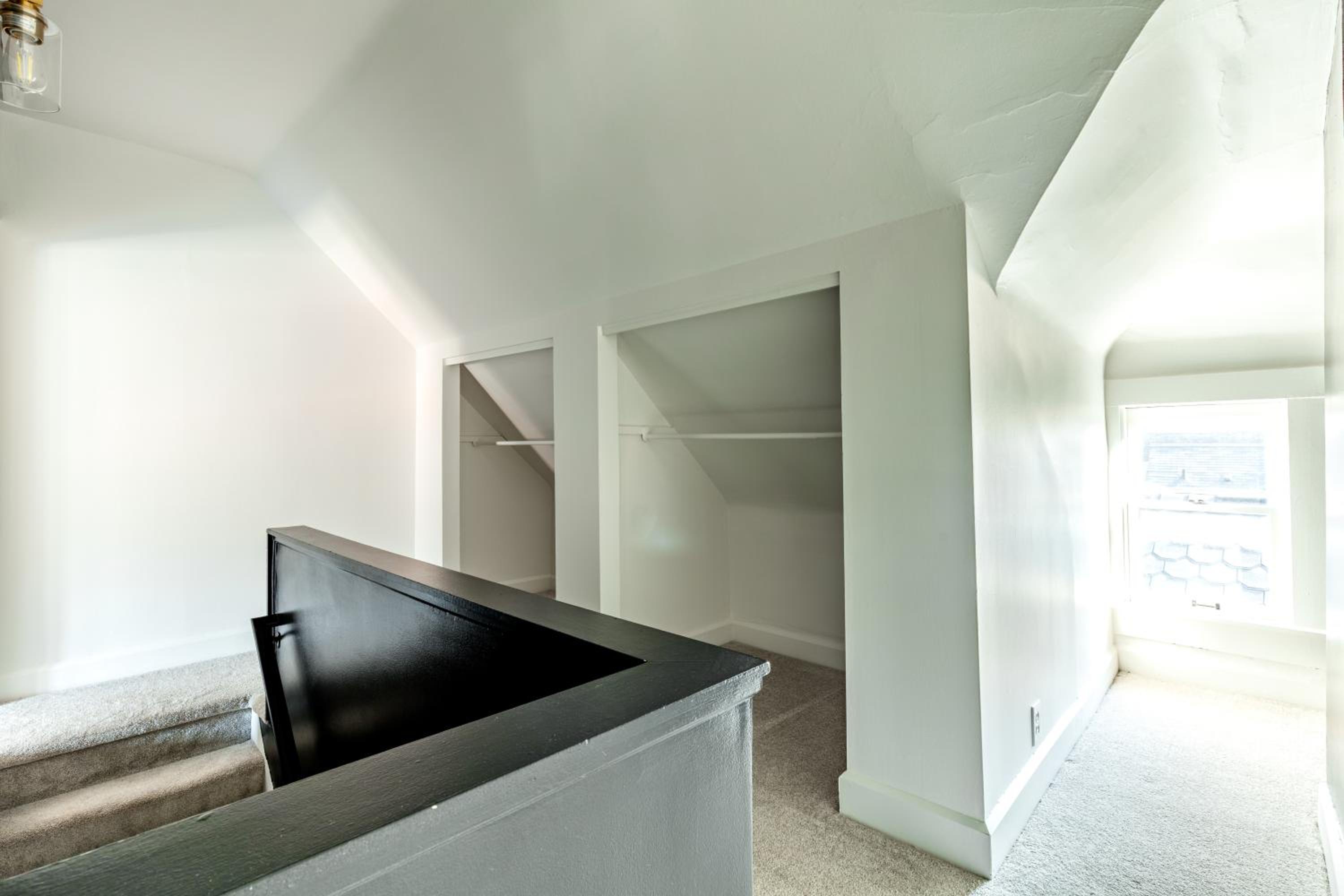 Jungle House Luxury Homes - Columbus Downtown Short North - Near Convention Center & Nationwide Arena - Sleeps up to 48 - Free Parking - Over 5,800 Five St