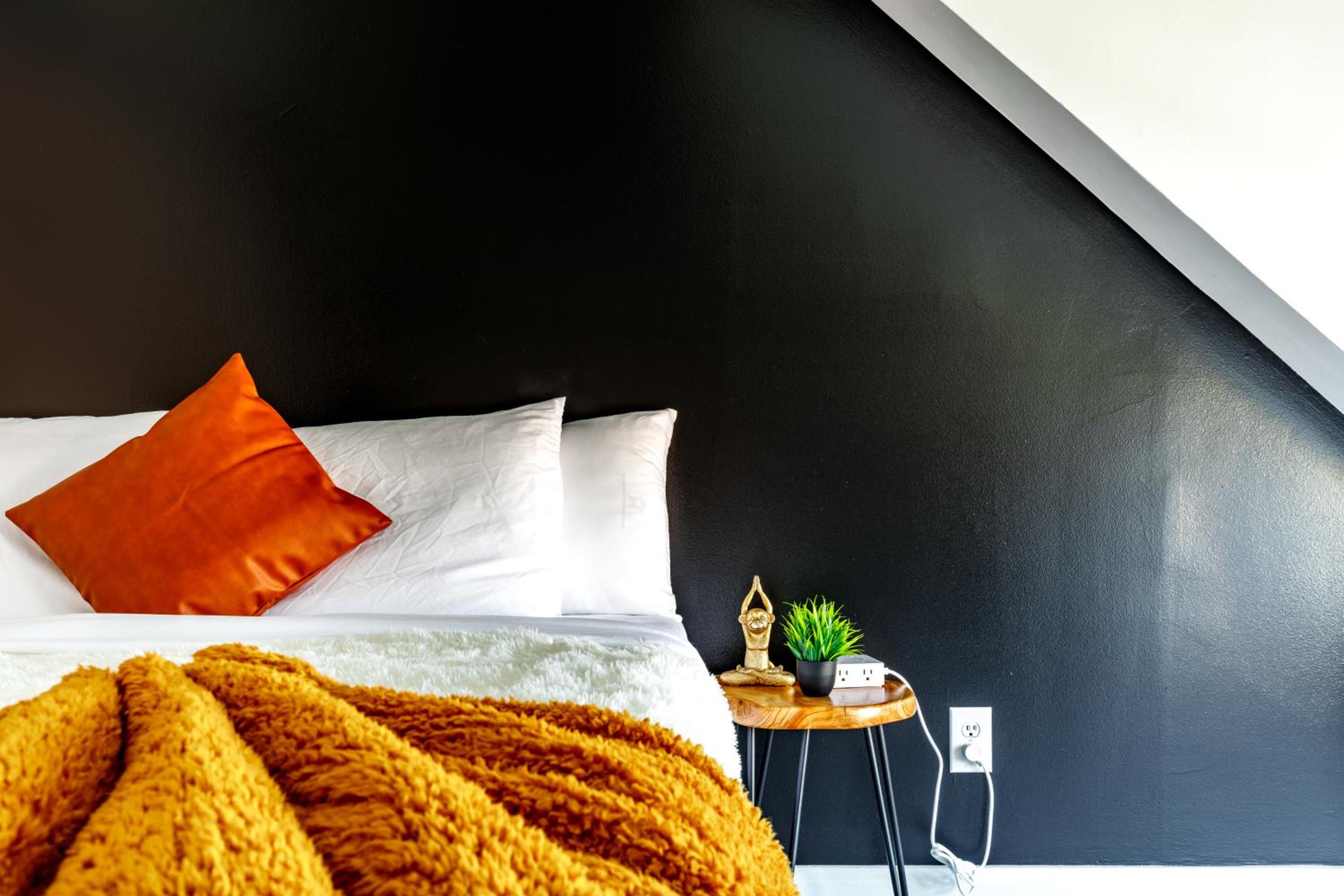 Jungle House Luxury Homes - Columbus Downtown Short North - Near Convention Center & Nationwide Arena - Sleeps up to 48 - Free Parking - Over 5,800 Five St