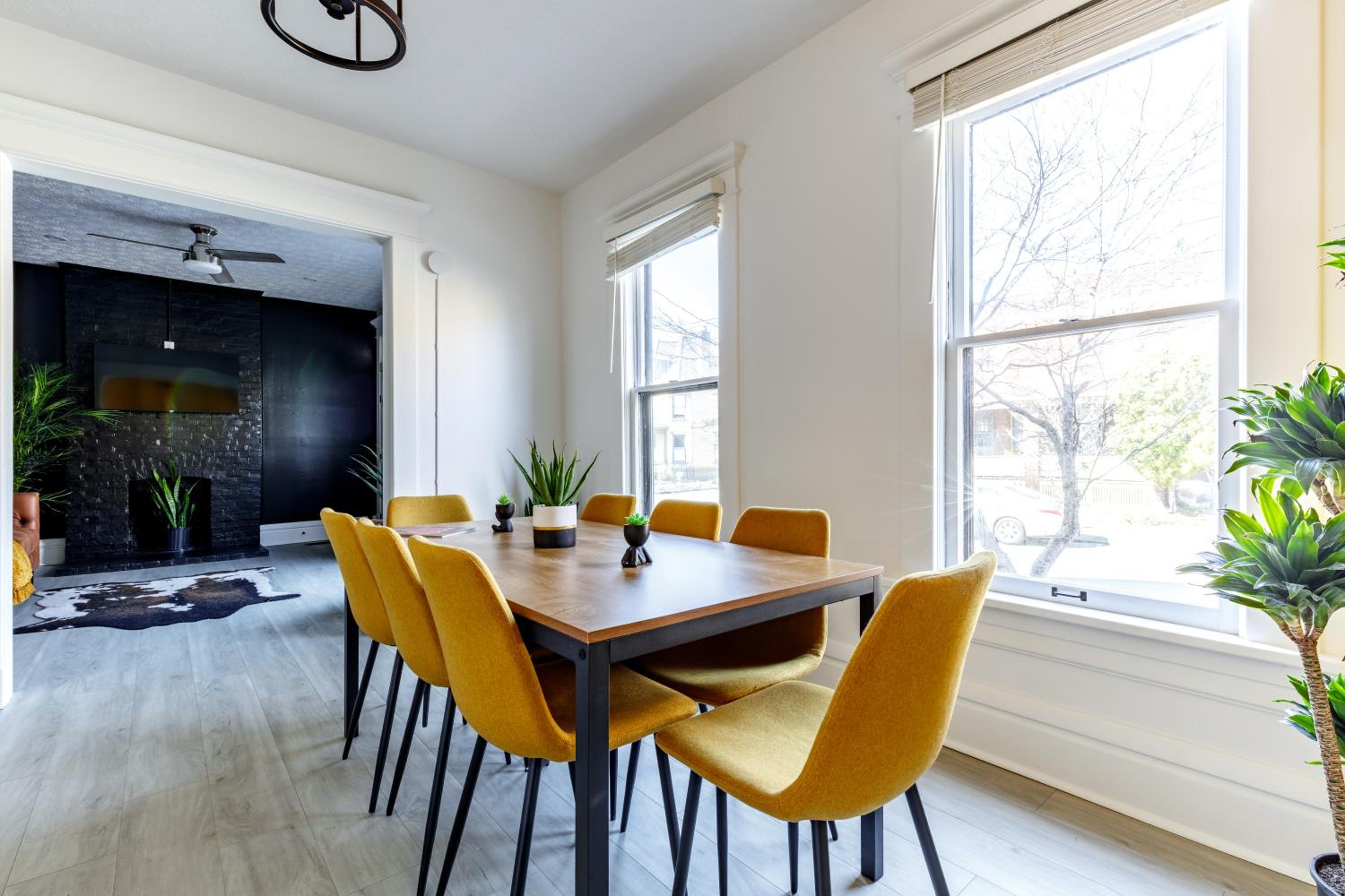Jungle House Luxury Homes - Columbus Downtown Short North - Near Convention Center & Nationwide Arena - Sleeps up to 48 - Free Parking - Over 5,800 Five St
