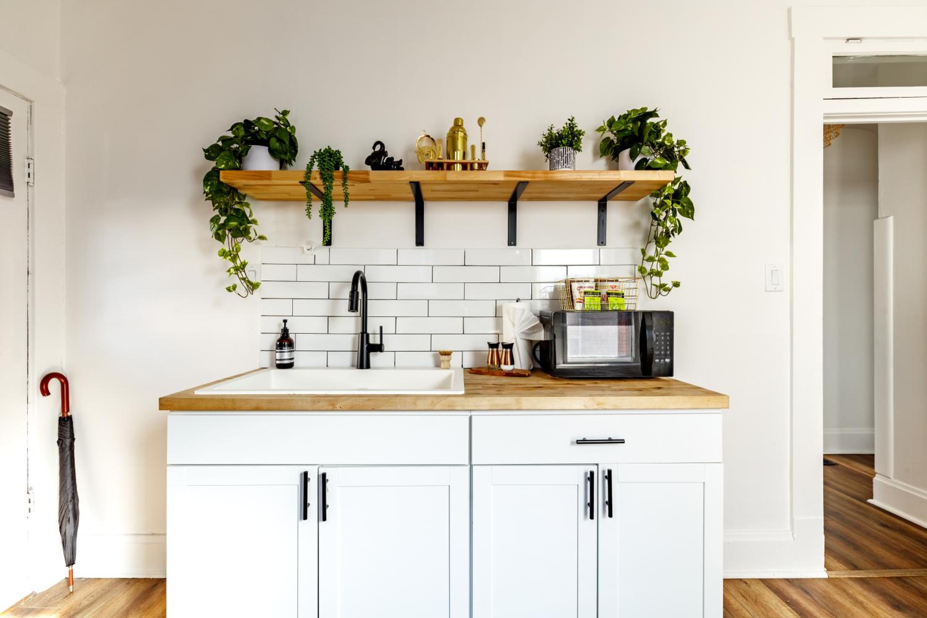 Jungle House Columbus Sleep 16 Downtown Ohio Free Parking - Near Convention Center & Nationwide Arena - 4BR Luxury Home - Pet Friendly - Over 5,800 Five St