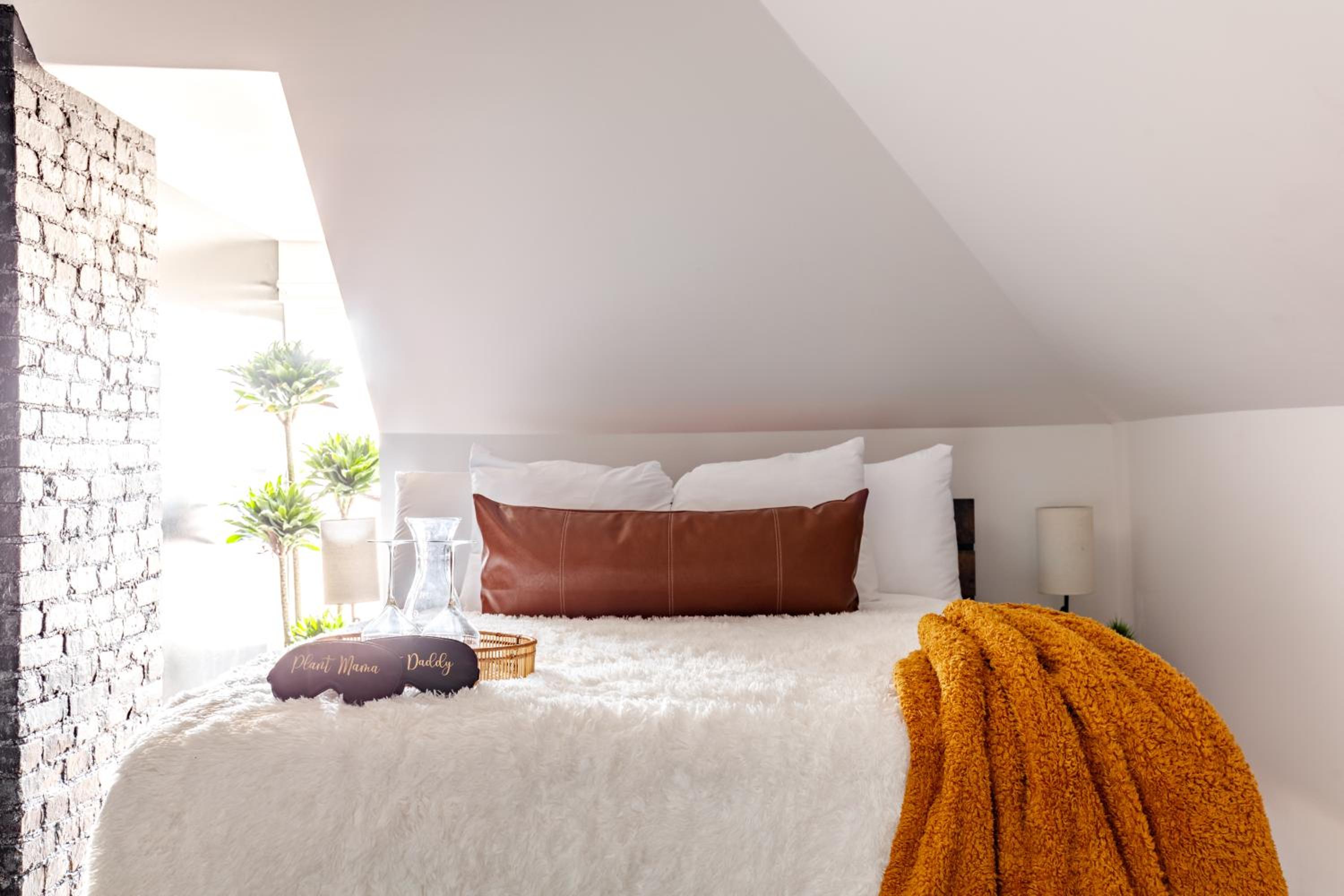 Jungle House Columbus Sleep 16 Downtown Ohio Free Parking - Near Convention Center & Nationwide Arena - 4BR Luxury Home - Pet Friendly - Over 5,800 Five St