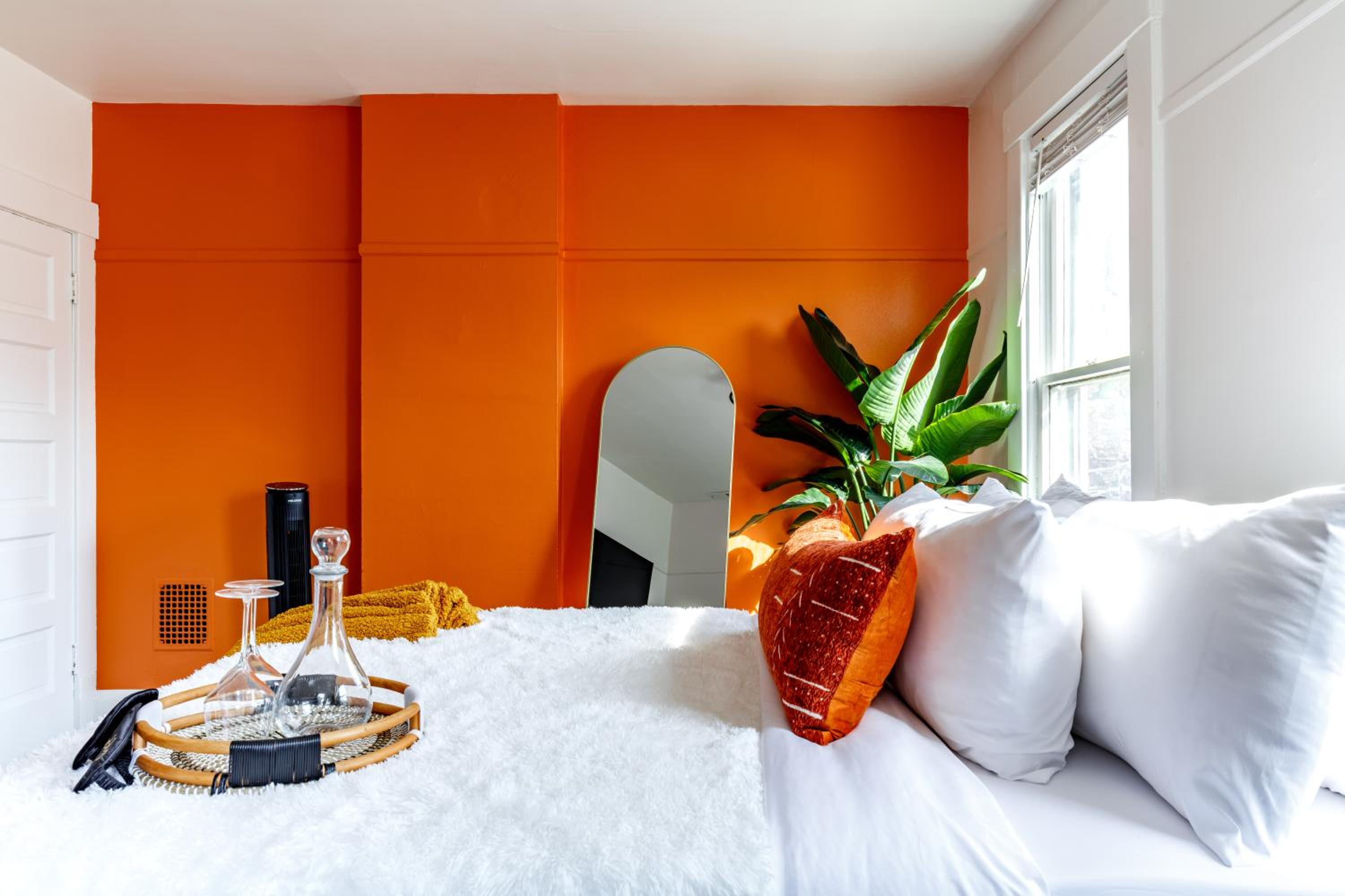 Jungle House Columbus Sleep 16 Downtown Ohio Free Parking - Near Convention Center & Nationwide Arena - 4BR Luxury Home - Pet Friendly - Over 5,800 Five St