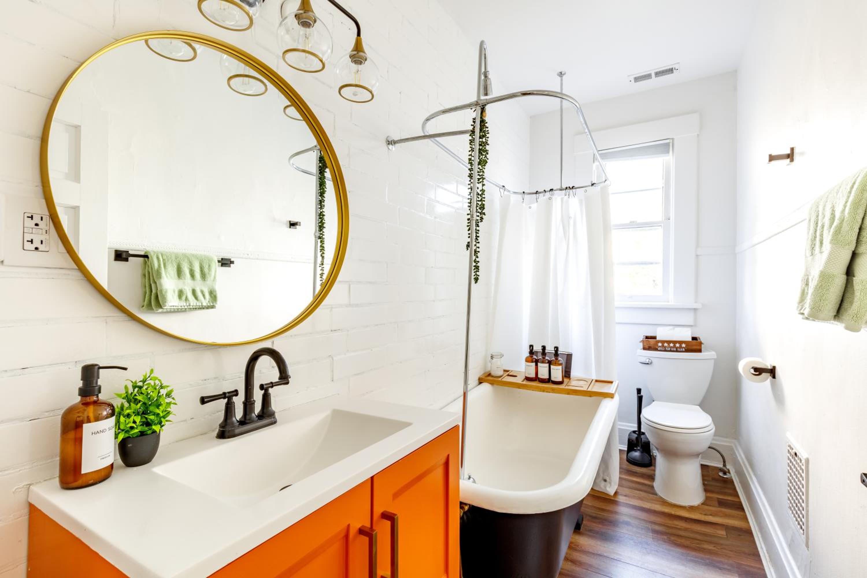 Jungle House Columbus Sleep 16 Downtown Ohio Free Parking - Near Convention Center & Nationwide Arena - 4BR Luxury Home - Pet Friendly - Over 5,800 Five St