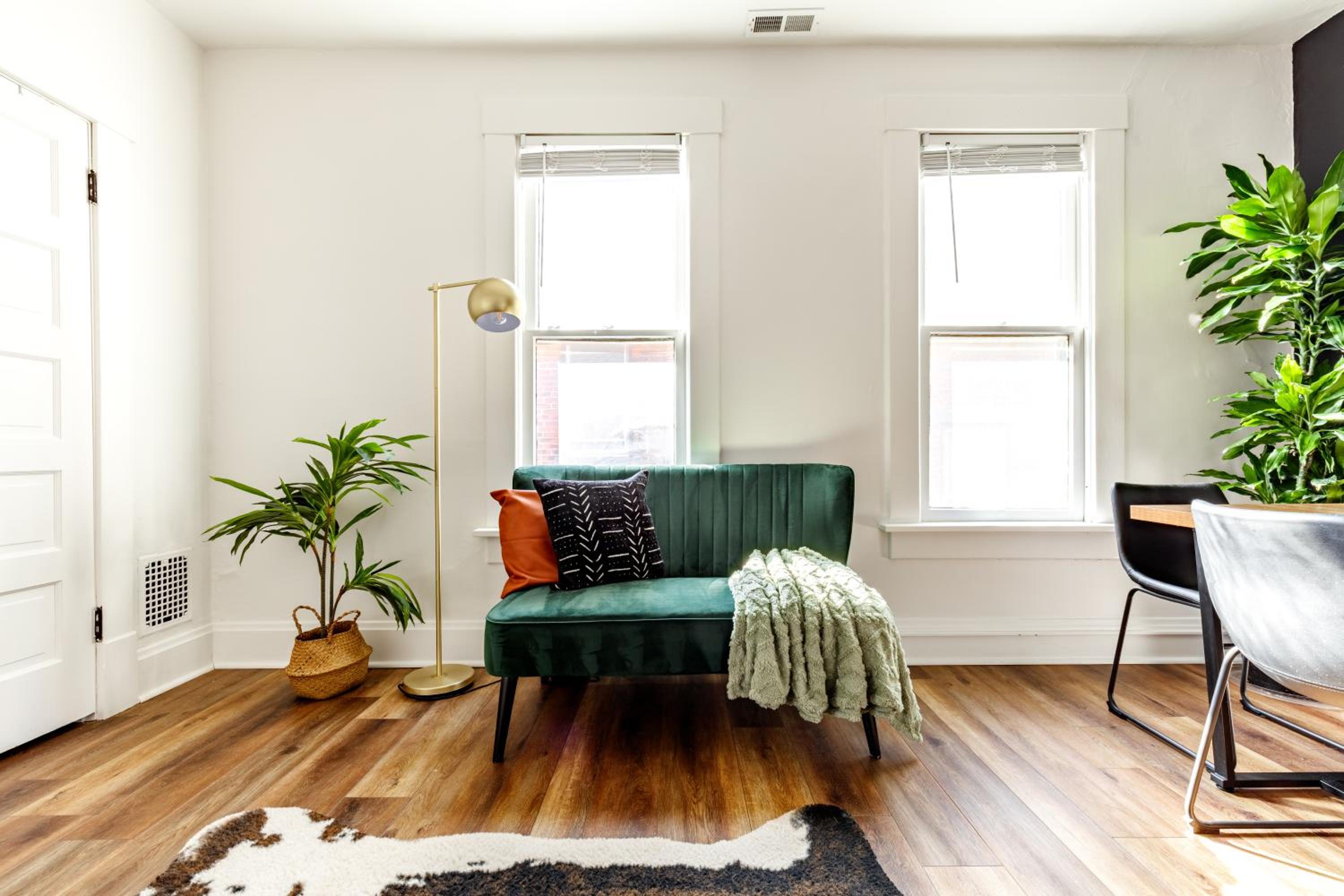 Jungle House Columbus Sleep 16 Downtown Ohio Free Parking - Near Convention Center & Nationwide Arena - 4BR Luxury Home - Pet Friendly - Over 5,800 Five St