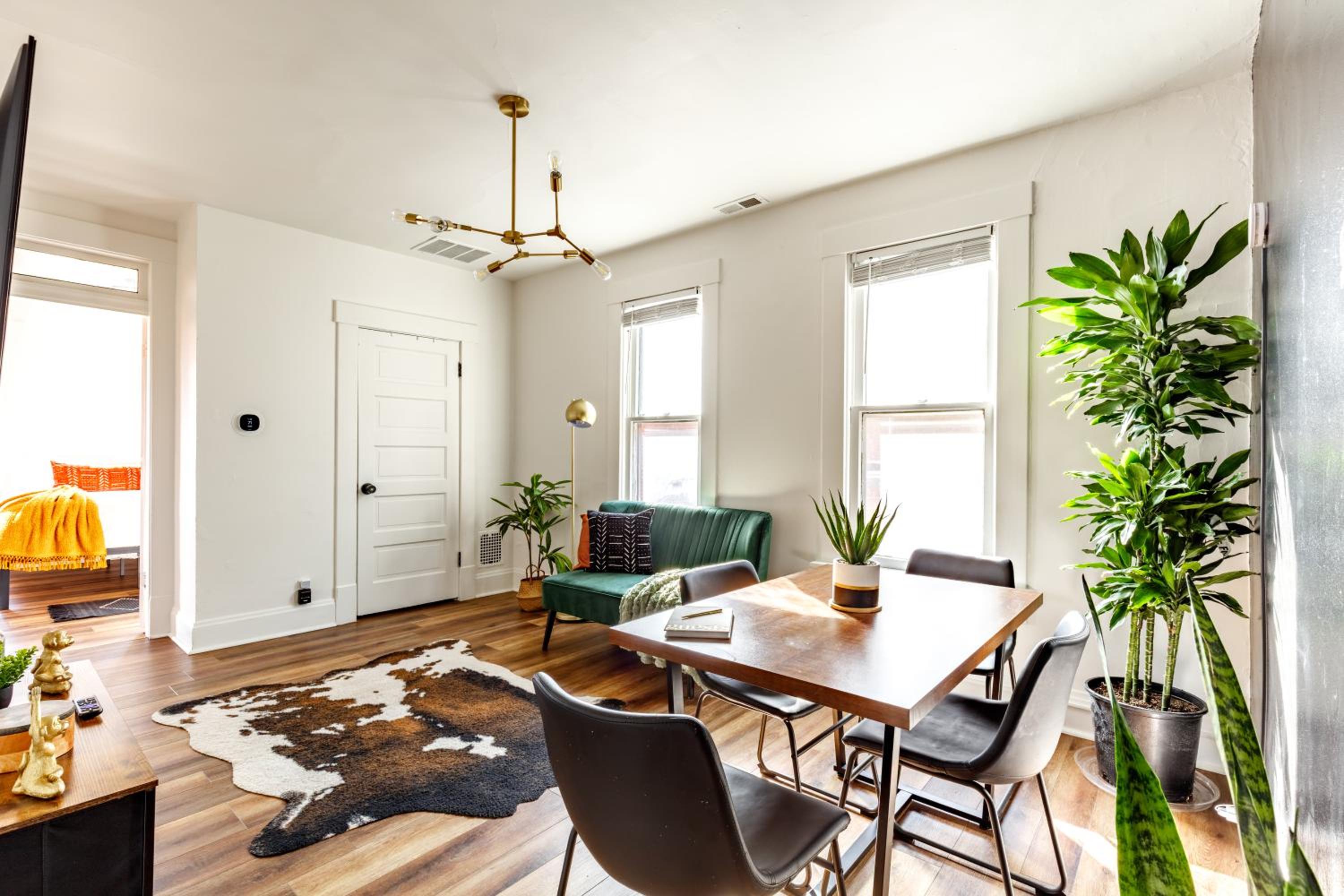 Jungle House Columbus Sleep 16 Downtown Ohio Free Parking - Near Convention Center & Nationwide Arena - 4BR Luxury Home - Pet Friendly - Over 5,800 Five St