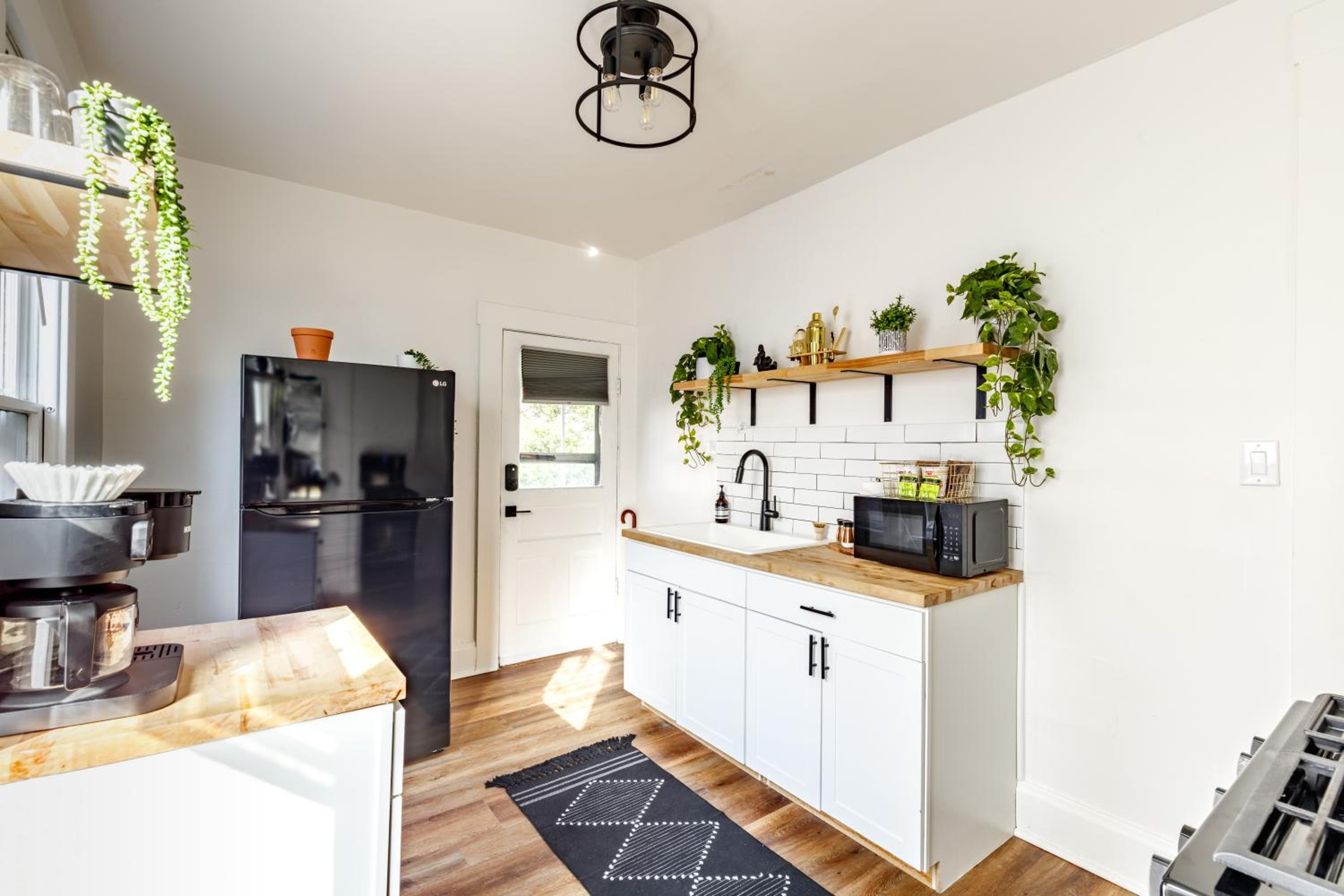 Jungle House Columbus Sleep 16 Downtown Ohio Free Parking - Near Convention Center & Nationwide Arena - 4BR Luxury Home - Pet Friendly - Over 5,800 Five St