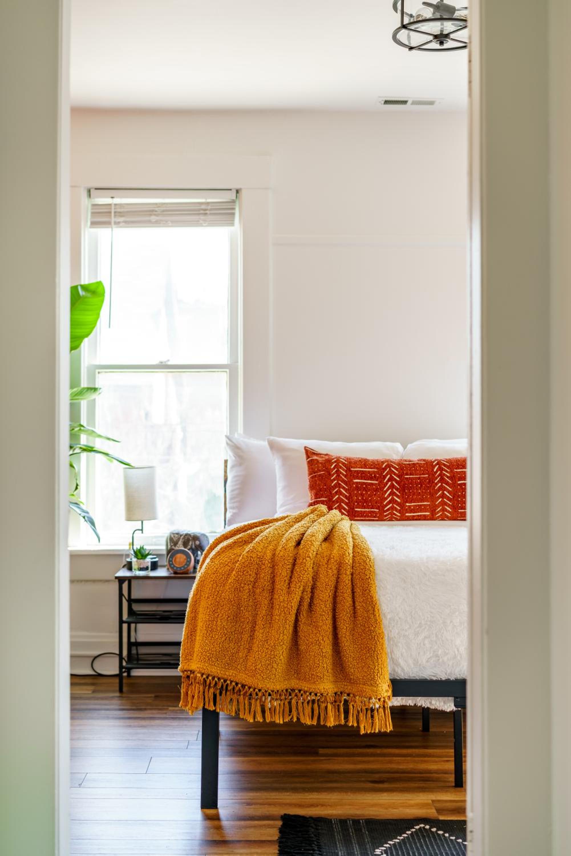 Jungle House Columbus Sleep 16 Downtown Ohio Free Parking - Near Convention Center & Nationwide Arena - 4BR Luxury Home - Pet Friendly - Over 5,800 Five St