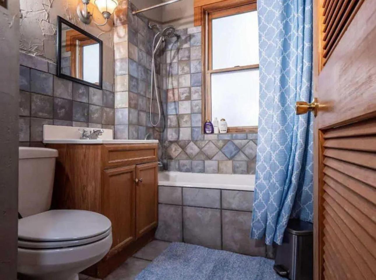 Jungle House Columbus Short North Downtown Free Parking - Near Convention Center & Nationwide Arena - 4BR Luxury Home - Sleeps 14 - Over 5,800 Five Star St