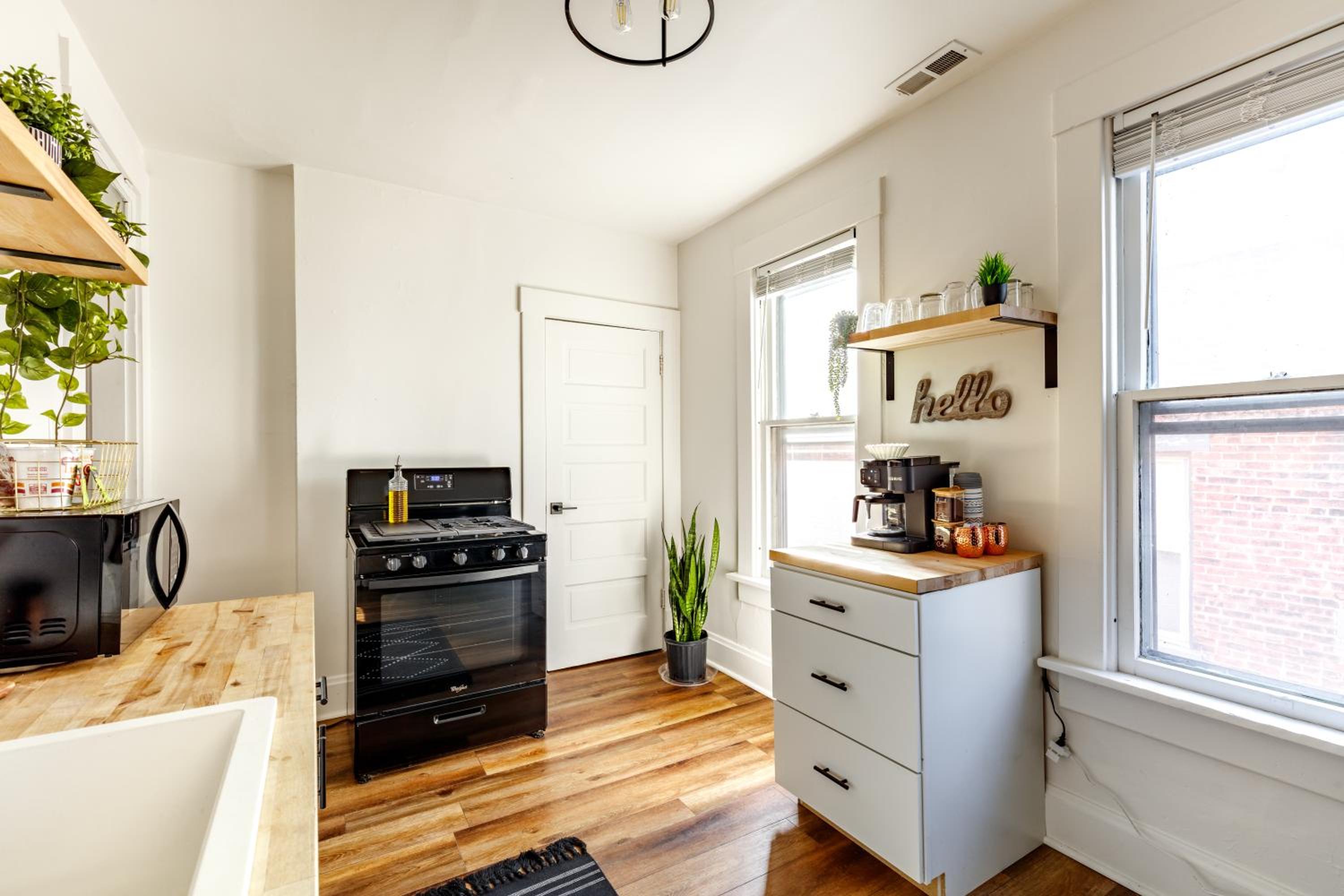Jungle House Columbus Sleep 16 Downtown Ohio Free Parking - Near Convention Center & Nationwide Arena - 4BR Luxury Home - Pet Friendly - Over 5,800 Five St