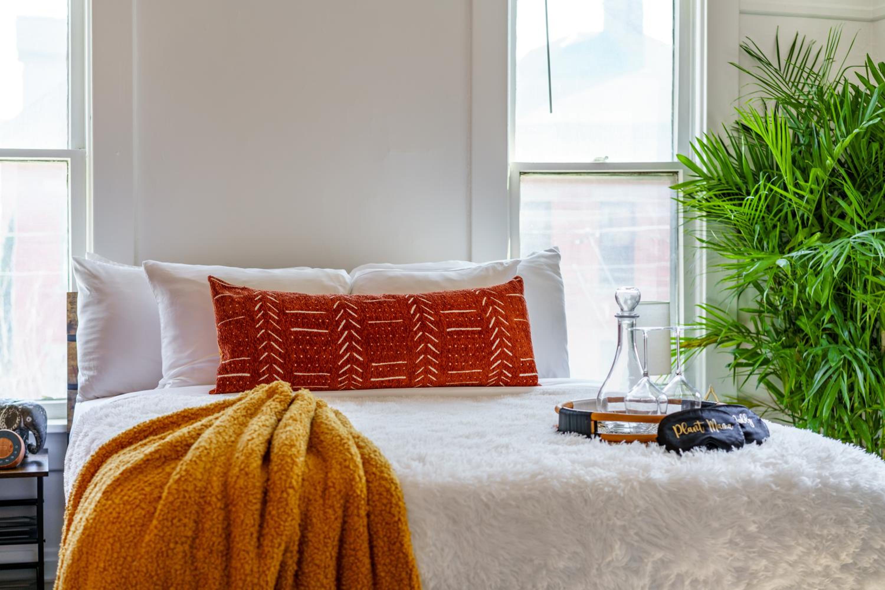 Jungle House Columbus Sleep 16 Downtown Ohio Free Parking - Near Convention Center & Nationwide Arena - 4BR Luxury Home - Pet Friendly - Over 5,800 Five St