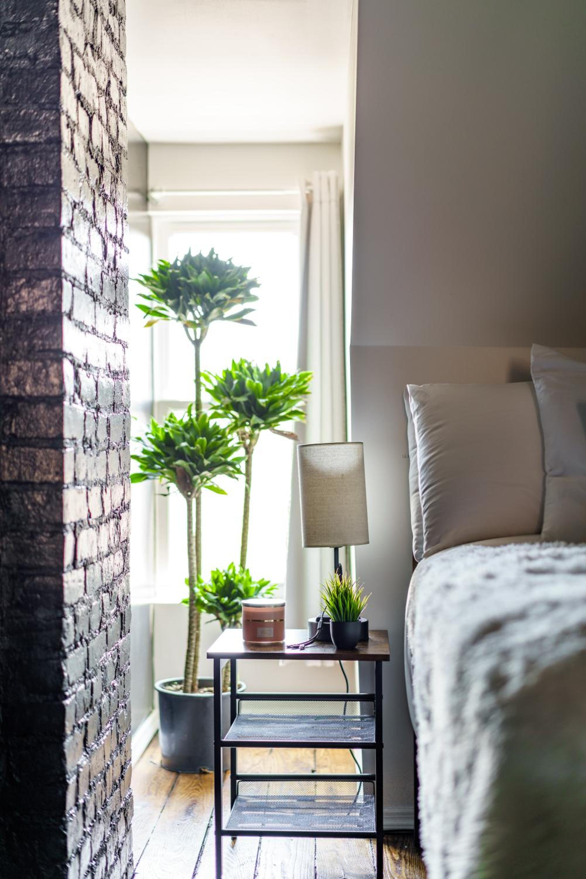 Jungle House Columbus Sleep 16 Downtown Ohio Free Parking - Near Convention Center & Nationwide Arena - 4BR Luxury Home - Pet Friendly - Over 5,800 Five St