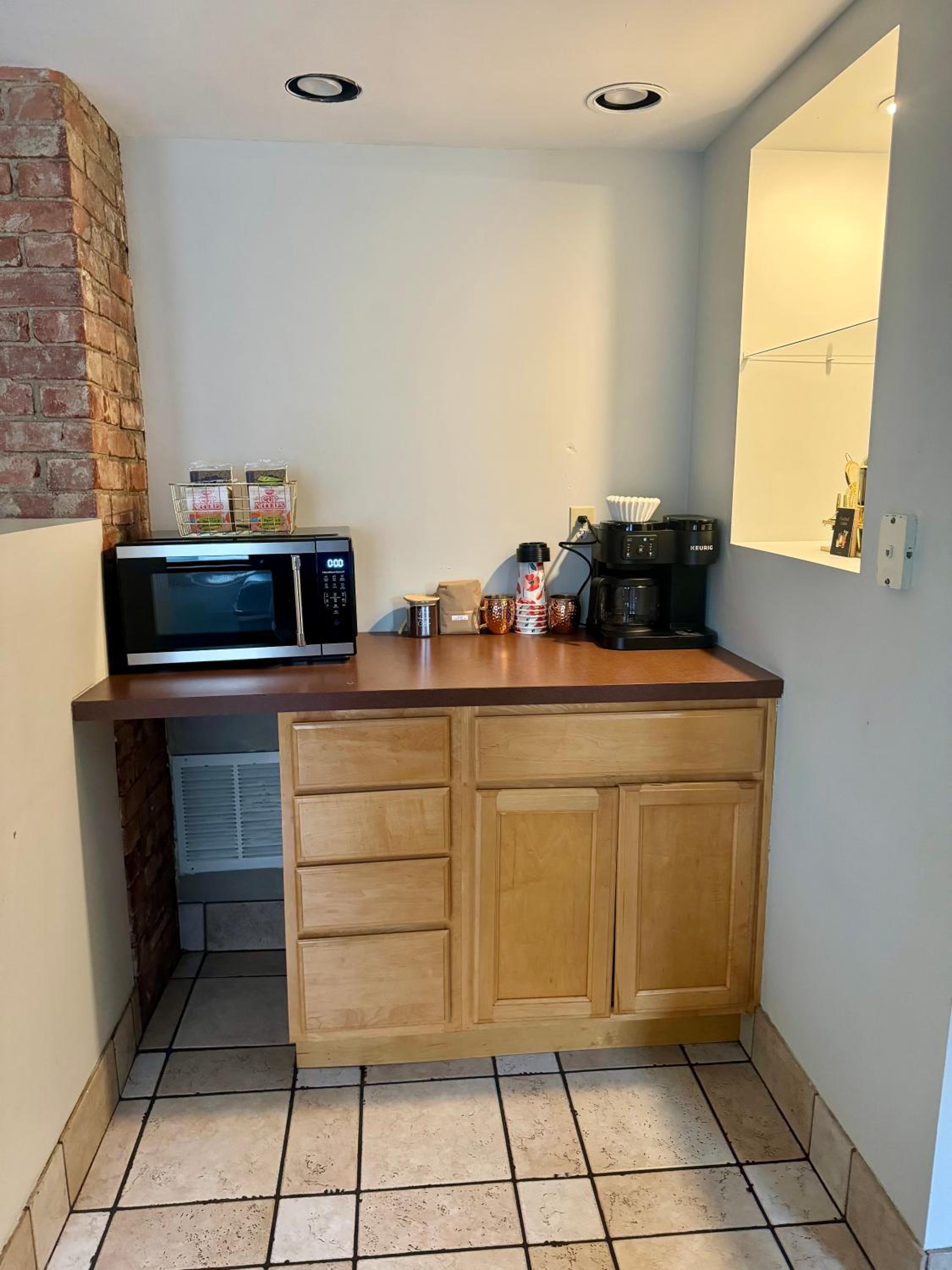 Jungle House Columbus Short North Downtown Free Parking - Near Convention Center & Nationwide Arena - 4BR Luxury Home - Sleeps 14 - Over 5,800 Five Star St