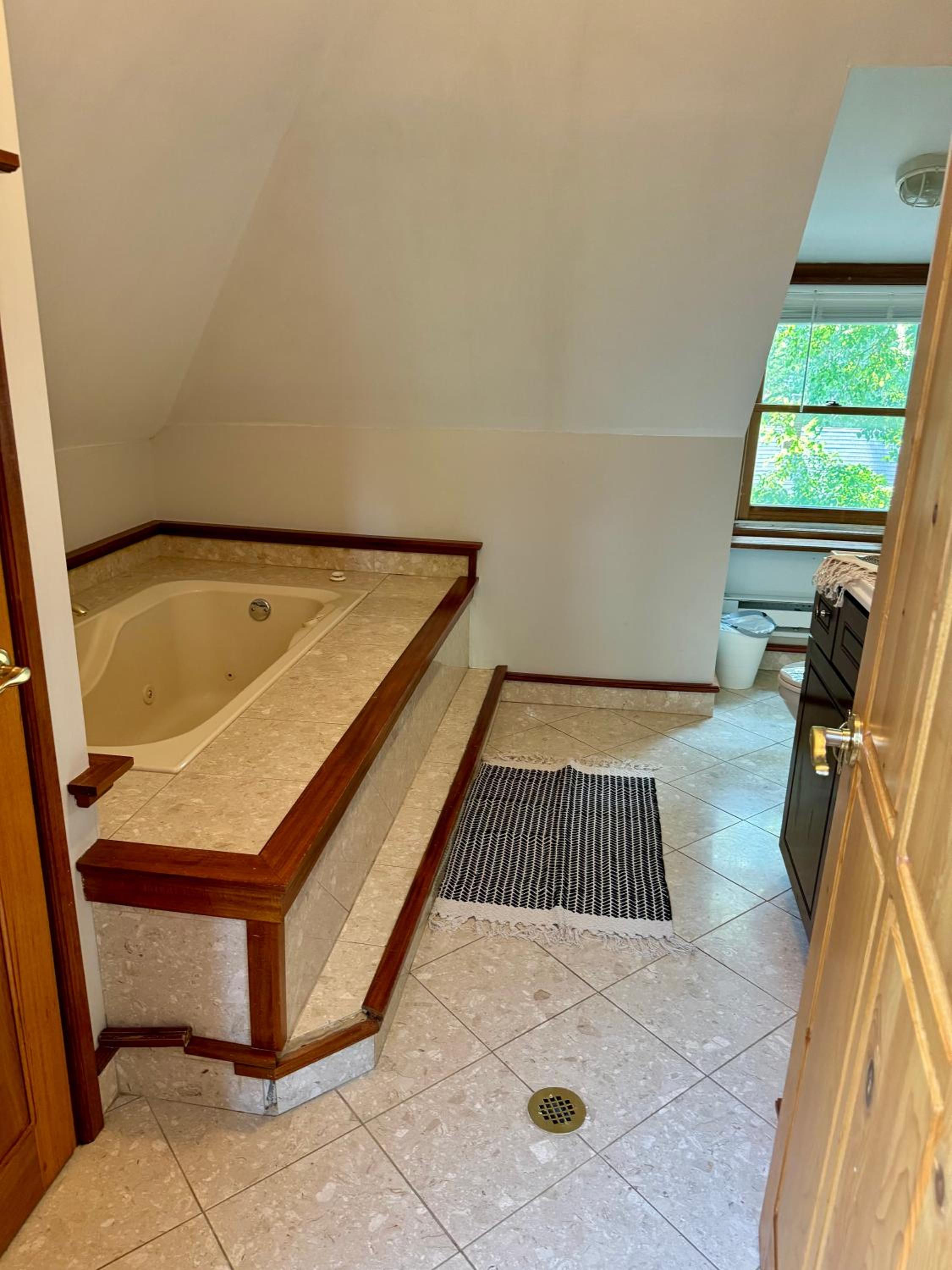 Jungle House Columbus Short North Downtown Free Parking - Near Convention Center & Nationwide Arena - 4BR Luxury Home - Sleeps 14 - Over 5,800 Five Star St