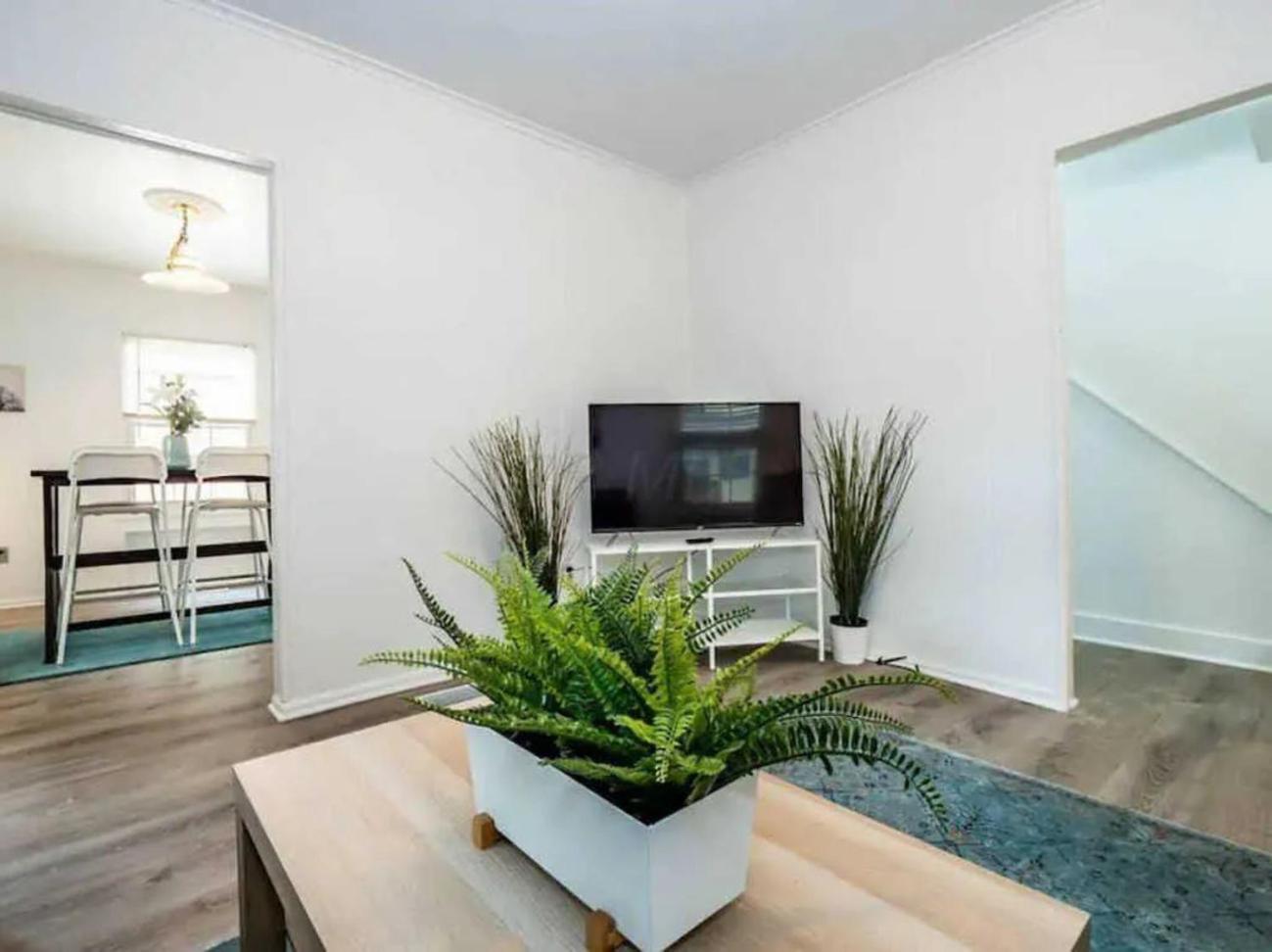 Jungle House Luxury Homes - Columbus Downtown Short North - Near Convention Center & Nationwide Arena - Sleeps up to 20 - Free Parking - Over 5,800 Five St
