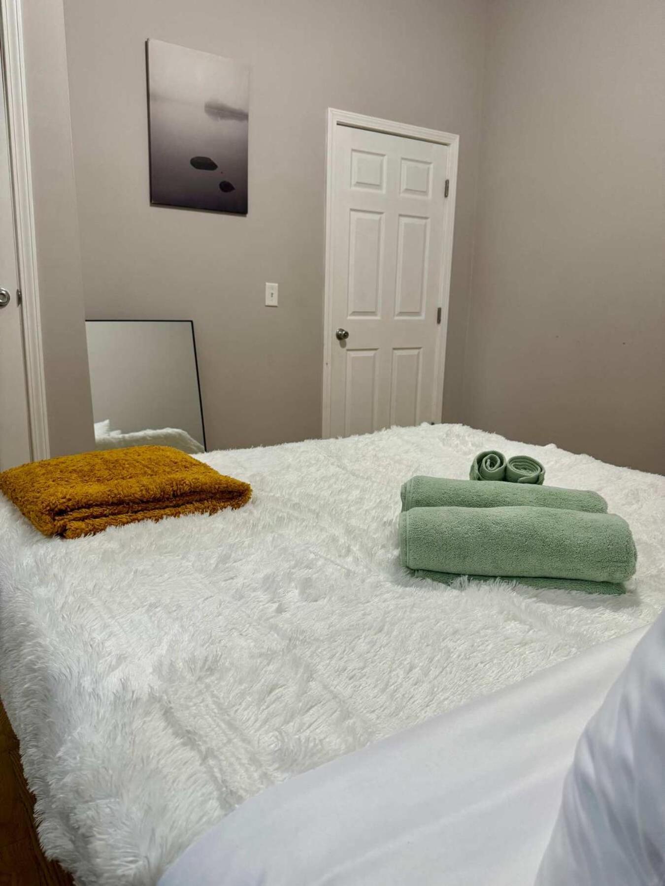 Jungle House Luxury Homes - Columbus Downtown Short North - Near Convention Center & Nationwide Arena - Sleeps up to 20 - Free Parking - Over 5,800 Five St