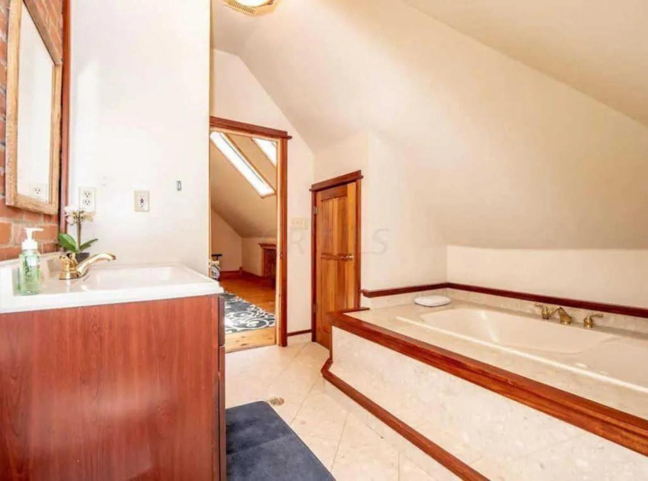 Jungle House Luxury Homes - Columbus Downtown Short North - Near Convention Center & Nationwide Arena - Sleeps up to 20 - Free Parking - Over 5,800 Five St